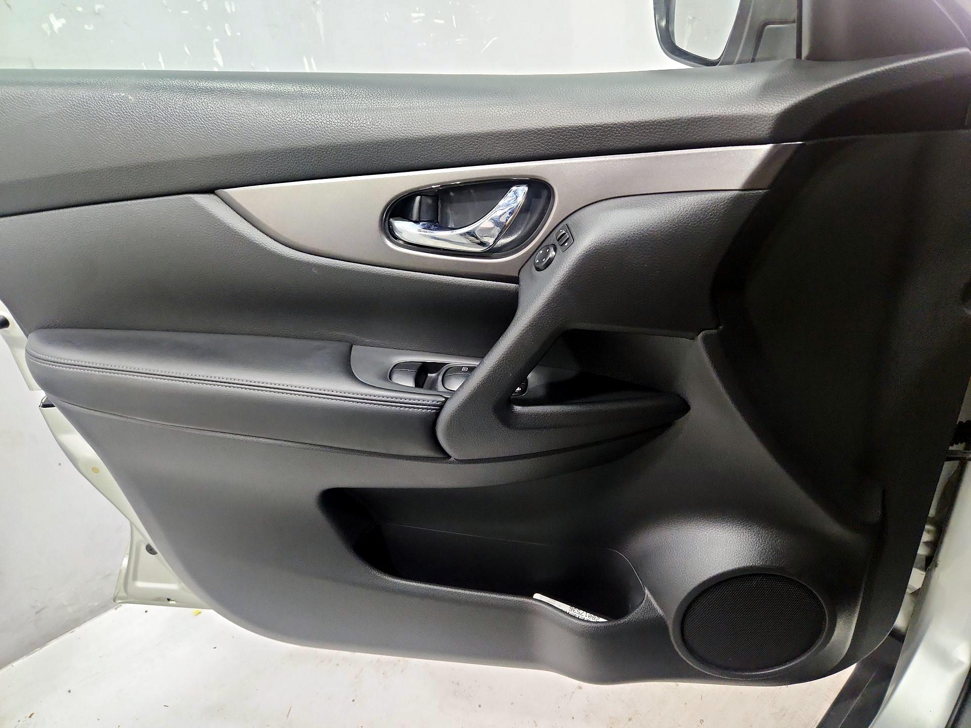 Thumbnail: 2016 Nissan Rogue - 12