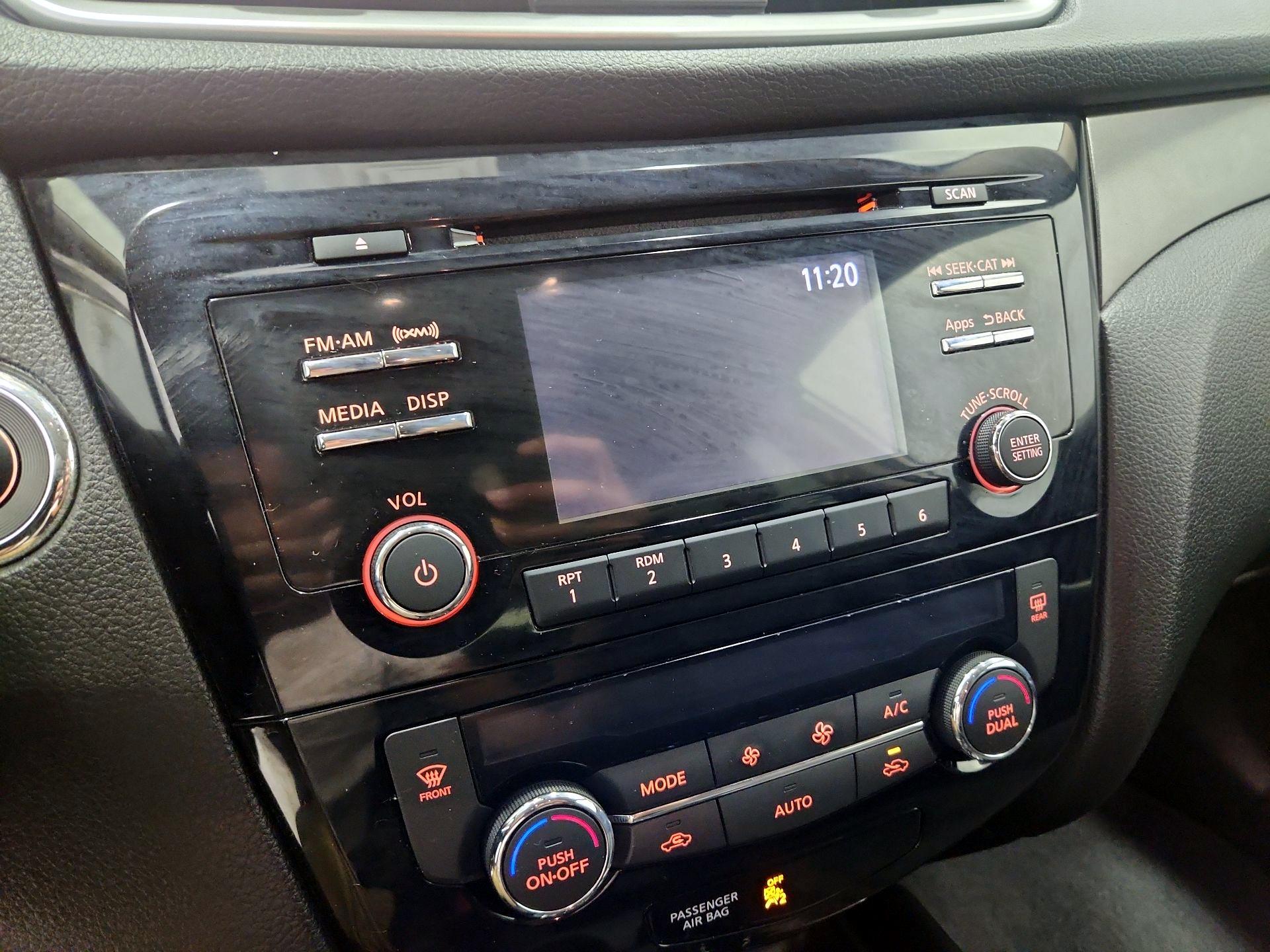 Thumbnail: 2016 Nissan Rogue - 15