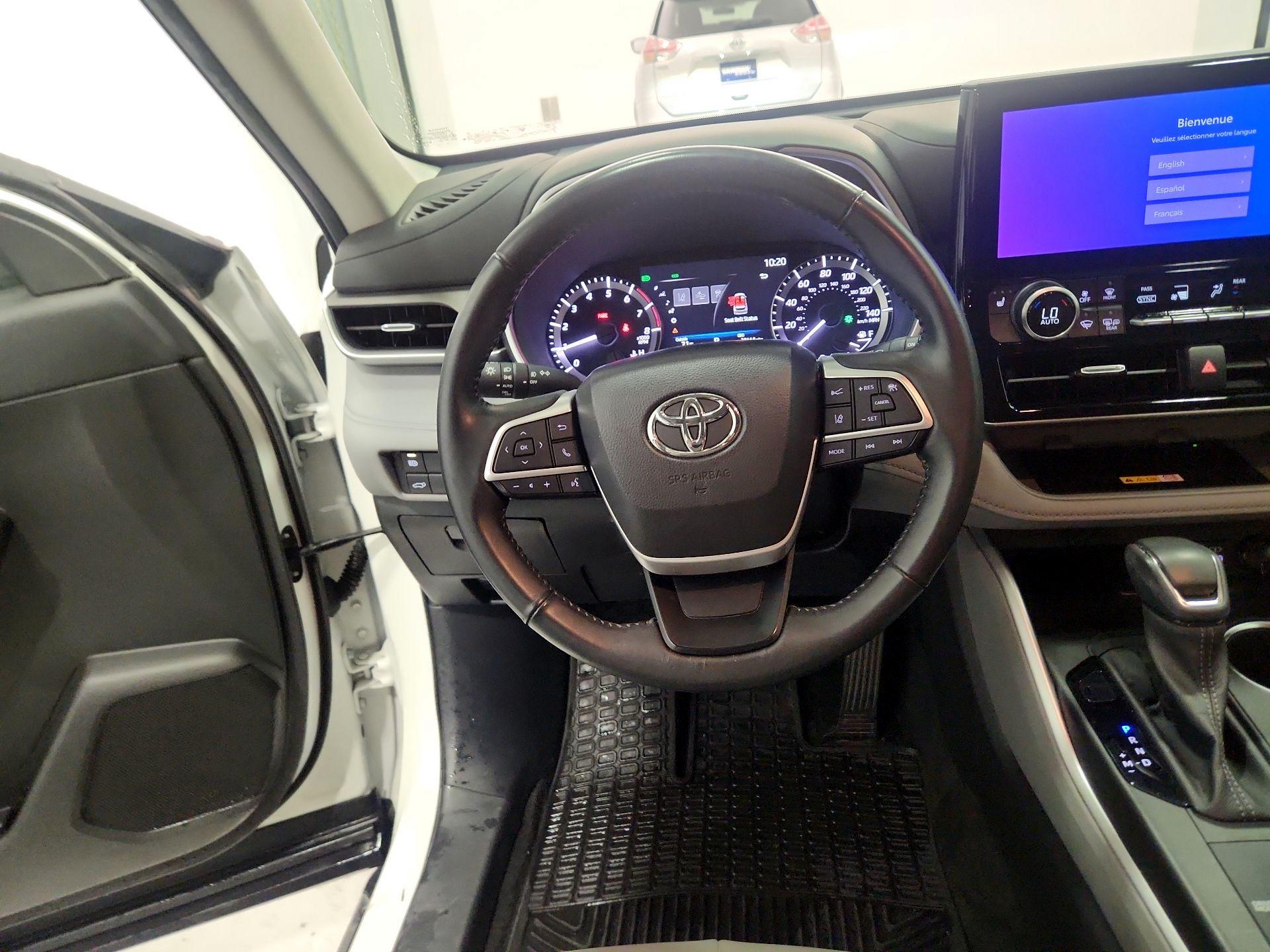 Thumbnail: 2023 Toyota Highlander - 10