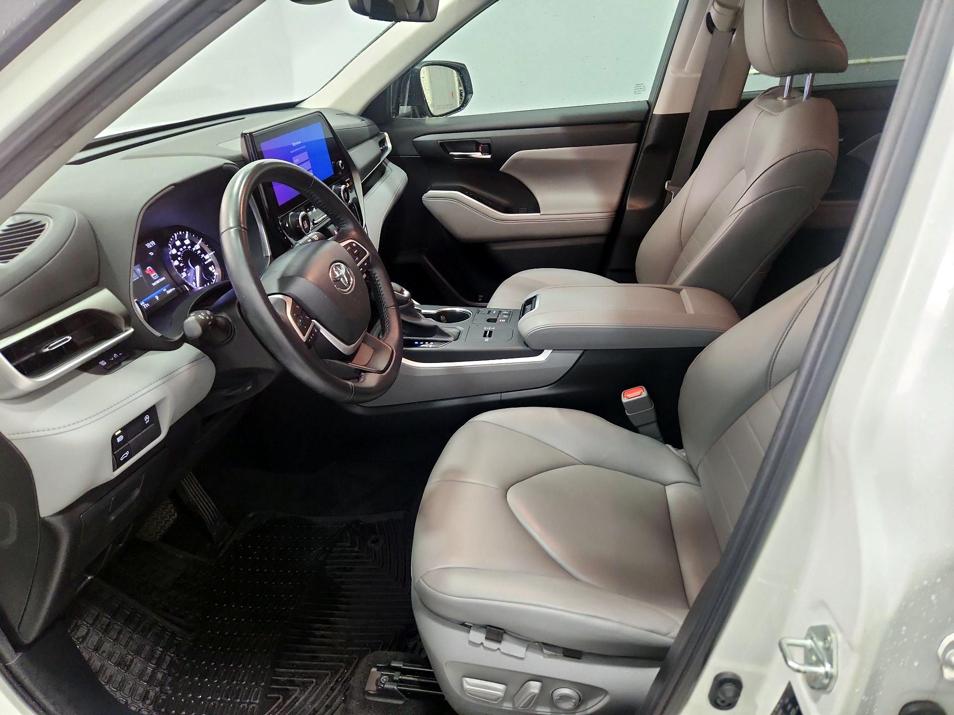 Thumbnail: 2023 Toyota Highlander - 11