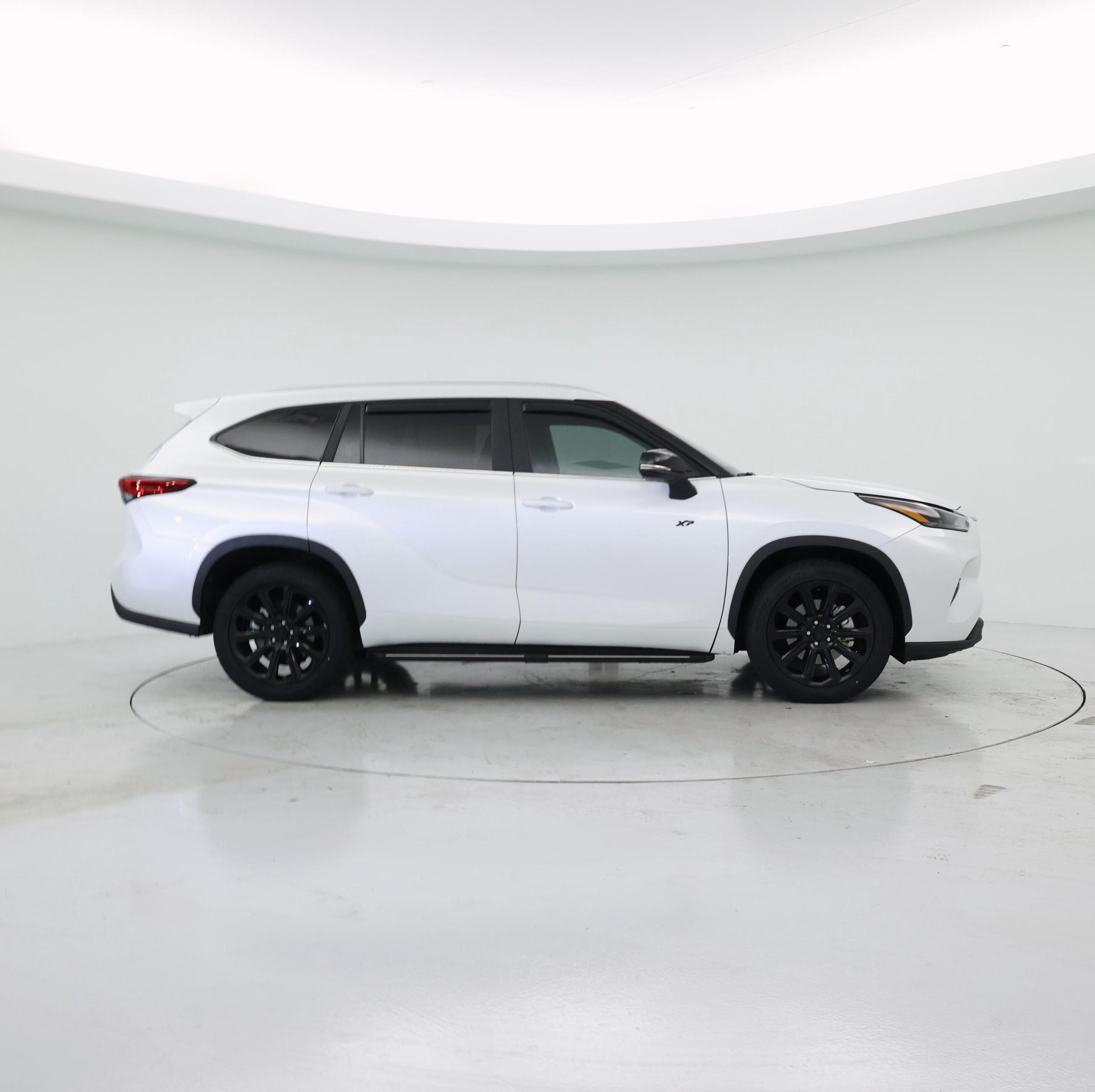 Thumbnail: 2023 Toyota Highlander - 7