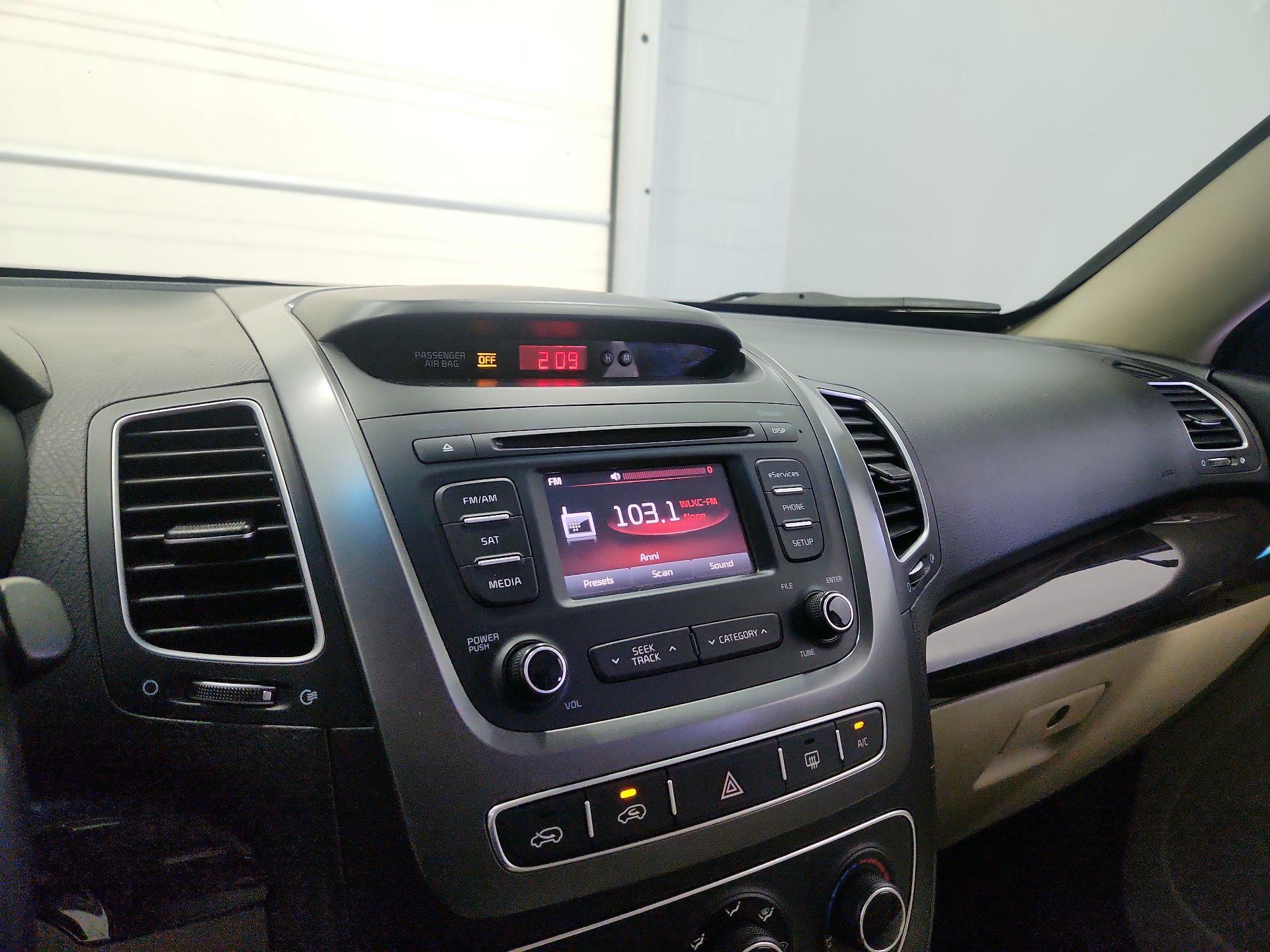 Thumbnail: 2015 Kia Sorento - 15
