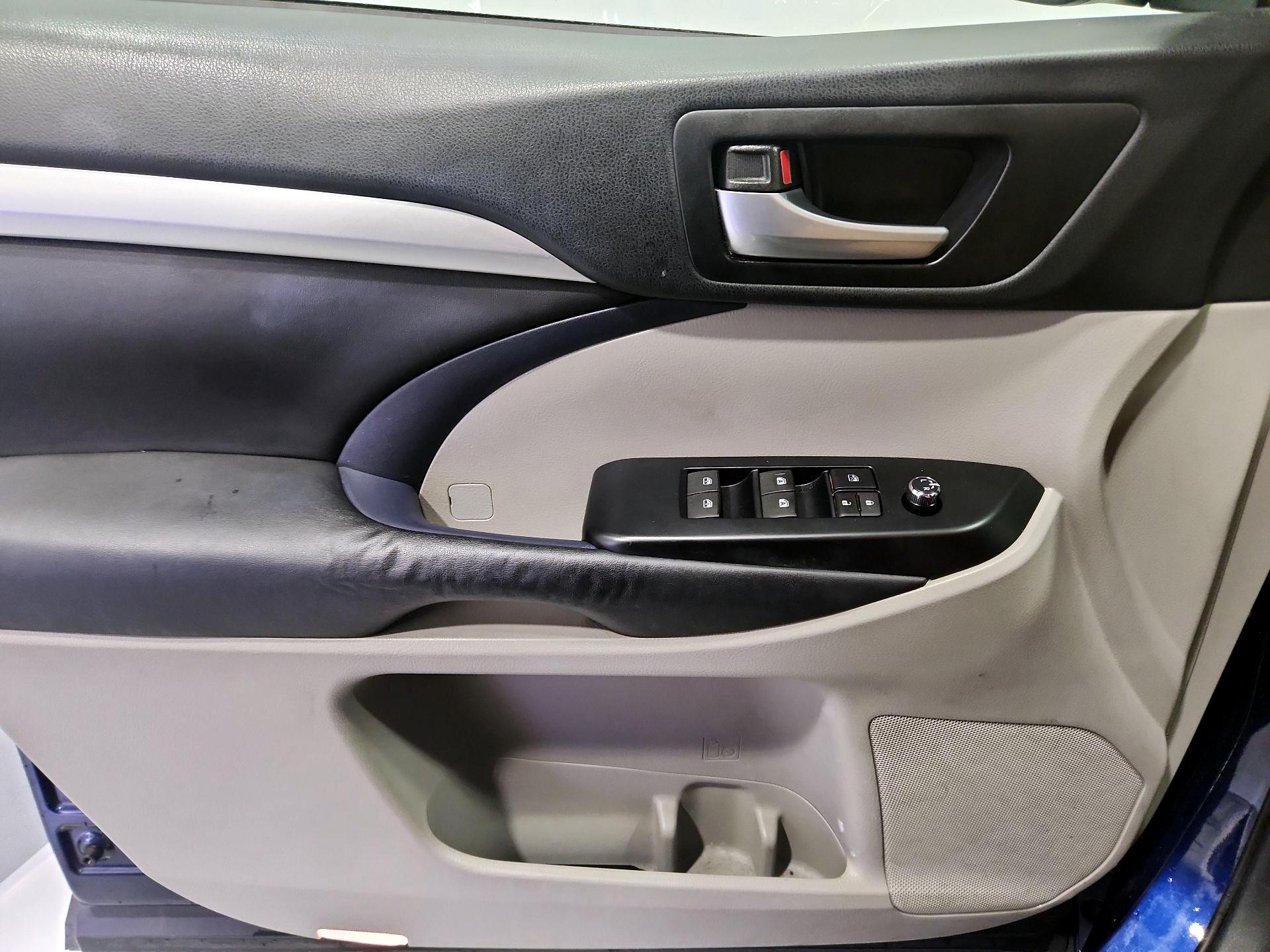 Thumbnail: 2015 Toyota Highlander - 12