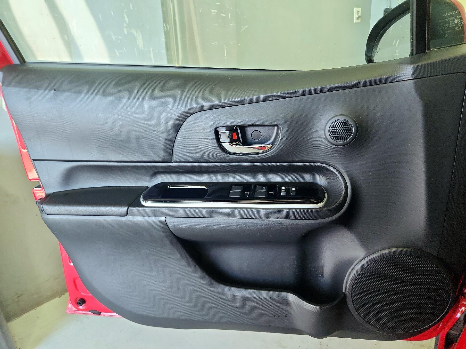Thumbnail: 2018 Toyota Prius c - 12