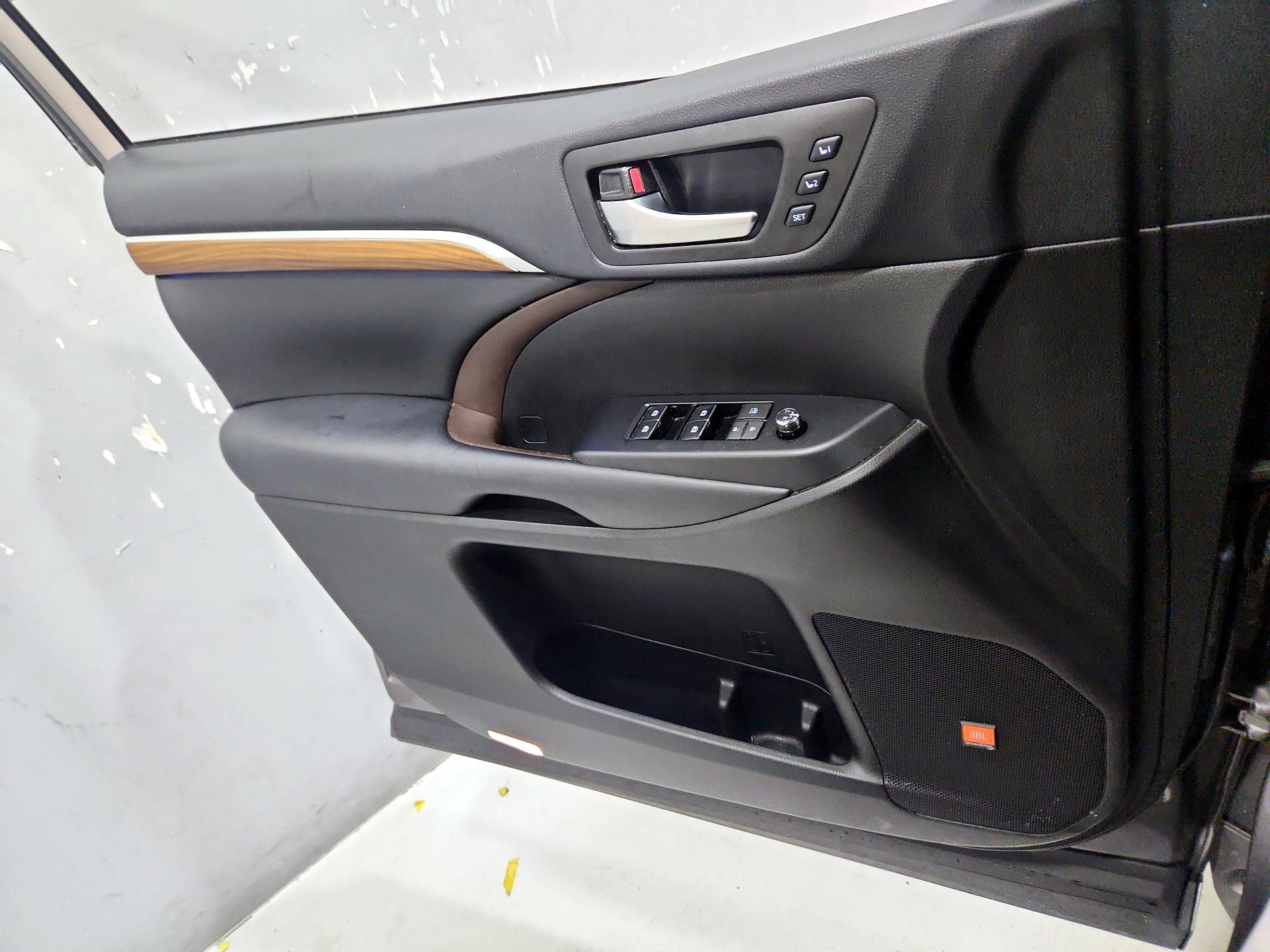 Thumbnail: 2019 Toyota Highlander - 12