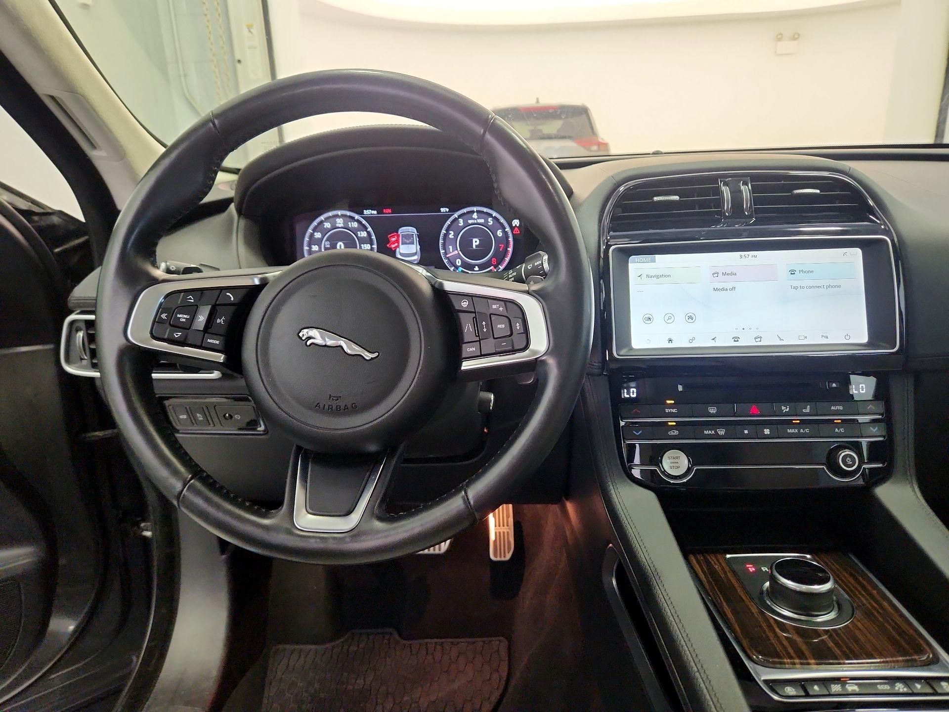 Thumbnail: 2019 Jaguar F-Pace - 9