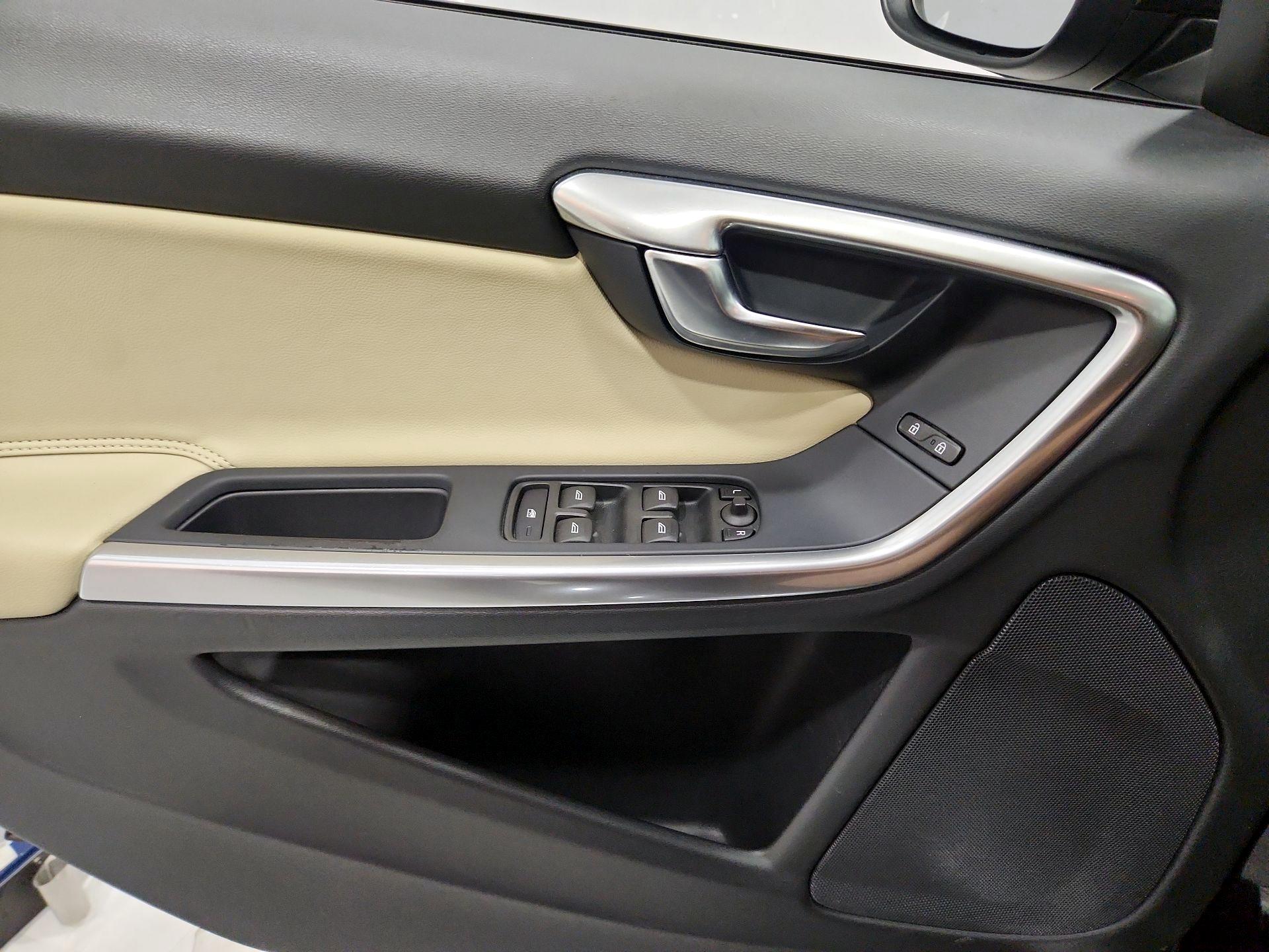 Thumbnail: 2018 Volvo V60 - 12