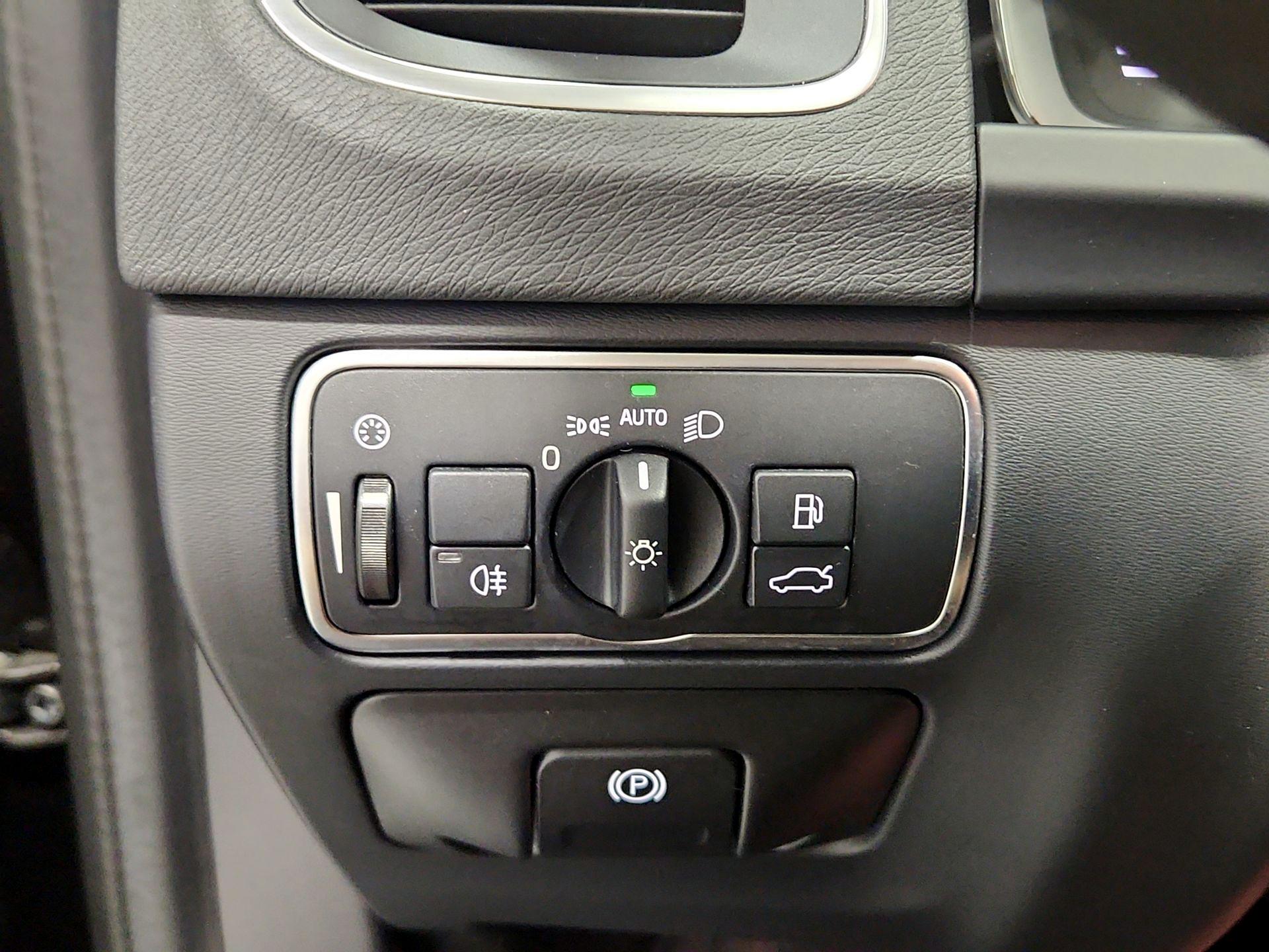 Thumbnail: 2018 Volvo V60 - 13