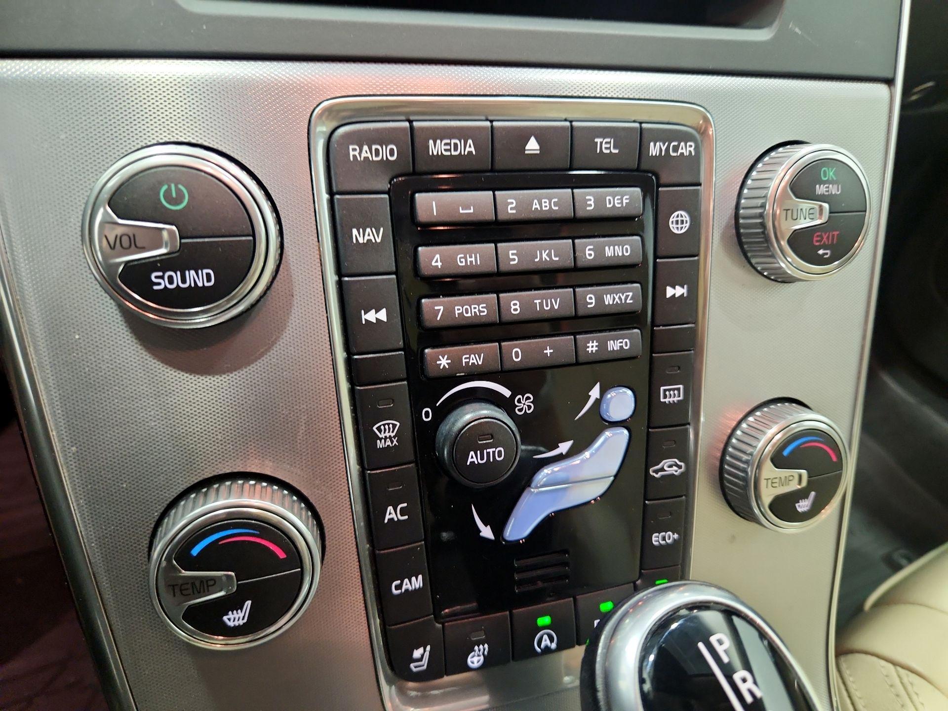 Thumbnail: 2018 Volvo V60 - 17