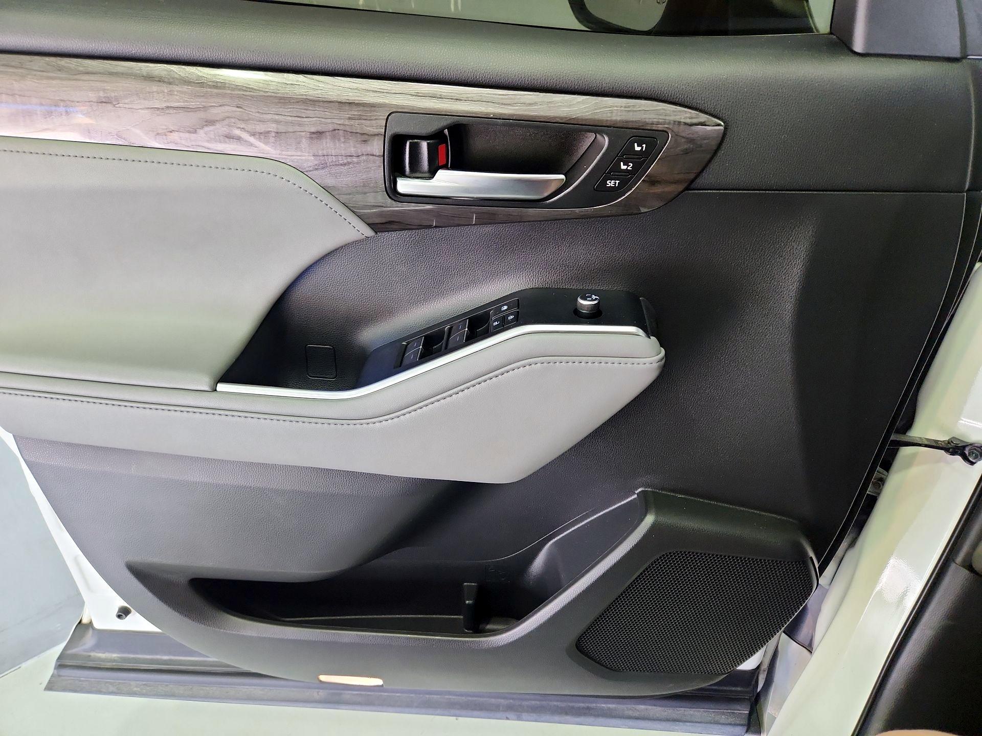 Thumbnail: 2020 Toyota Highlander - 12