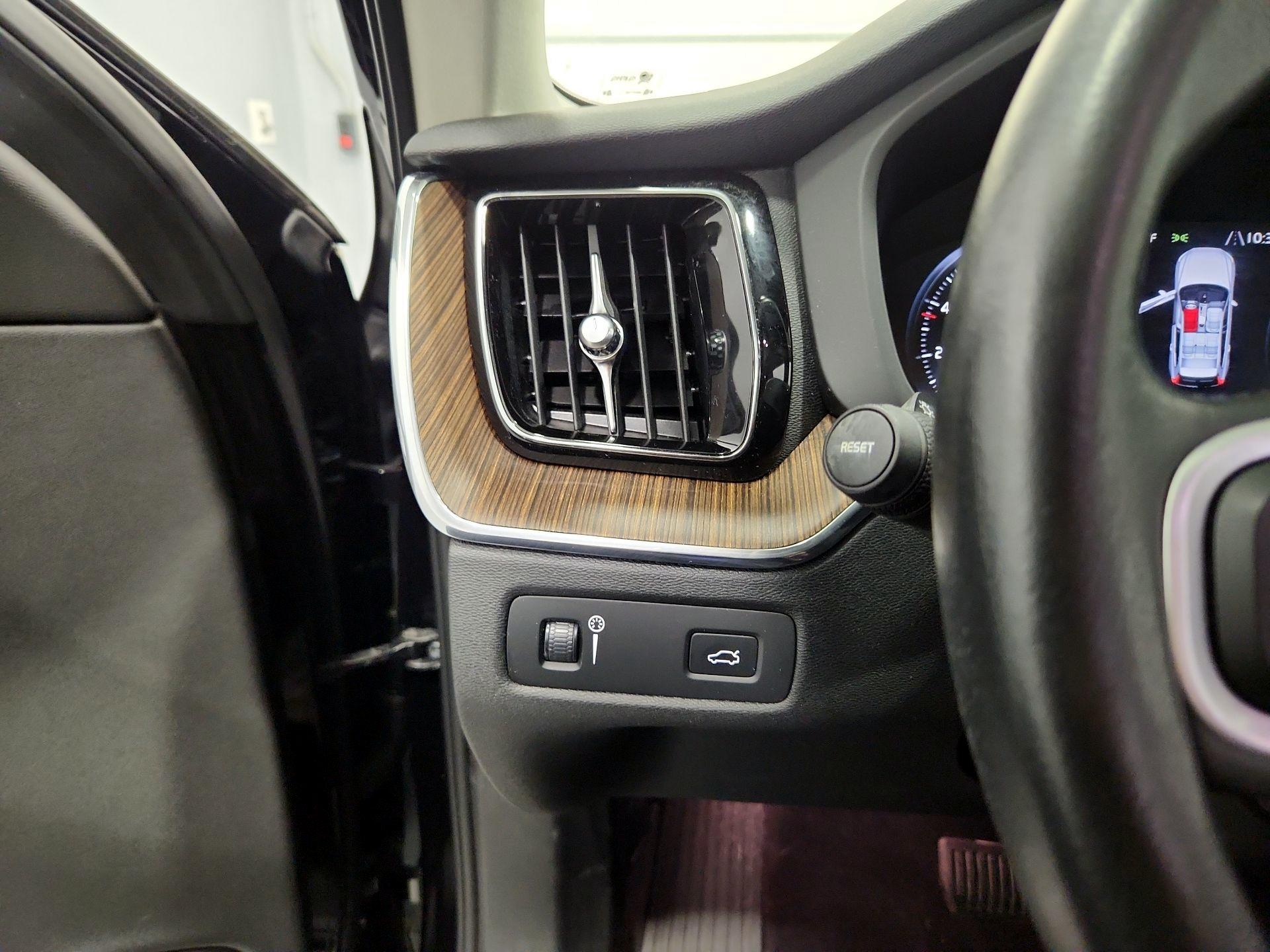 Thumbnail: 2021 Volvo XC60 - 13