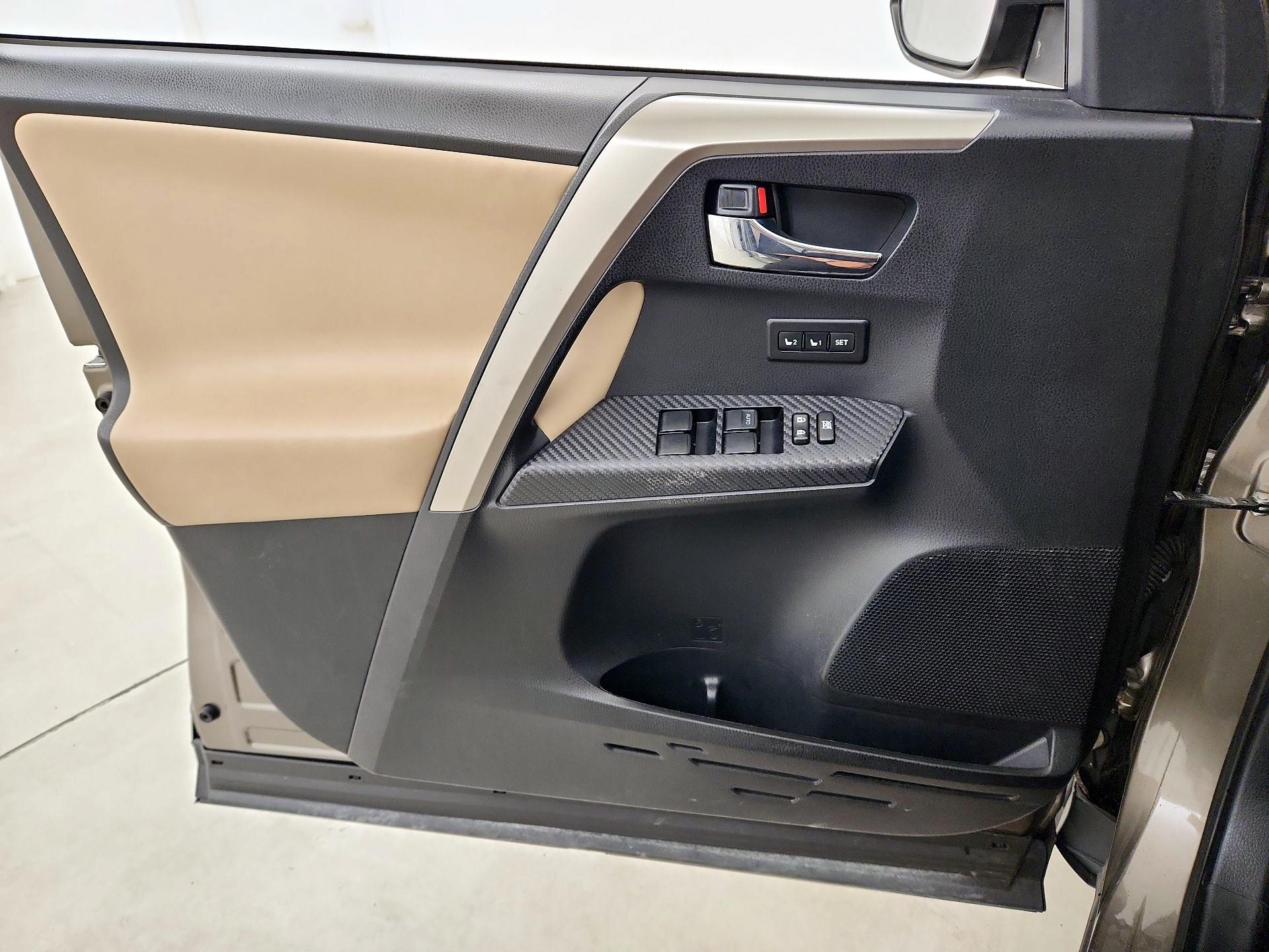 Thumbnail: 2015 Toyota RAV4 - 12