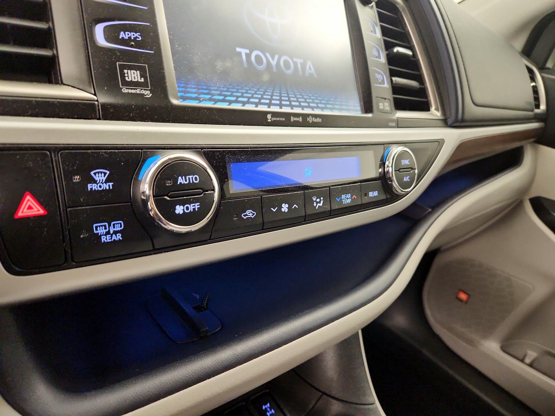 Thumbnail: 2016 Toyota Highlander - 16