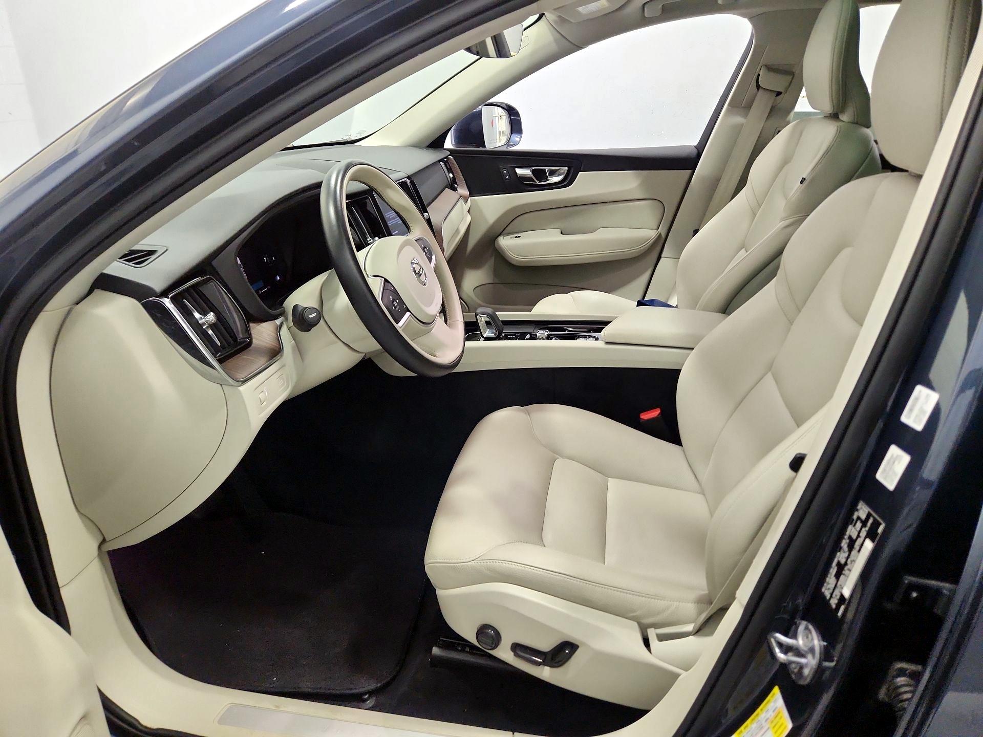 Thumbnail: 2022 Volvo XC60 - 11