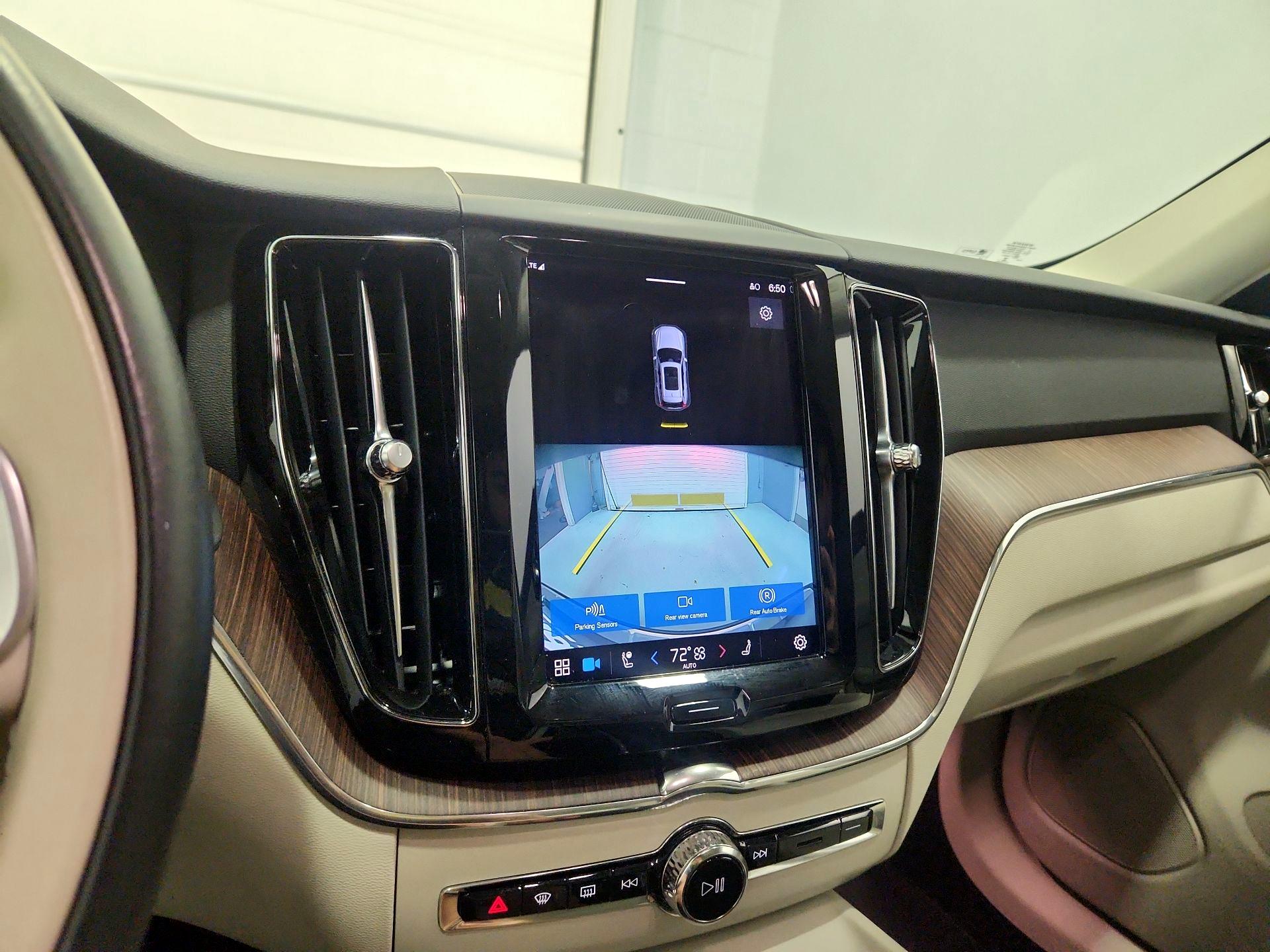 Thumbnail: 2022 Volvo XC60 - 14