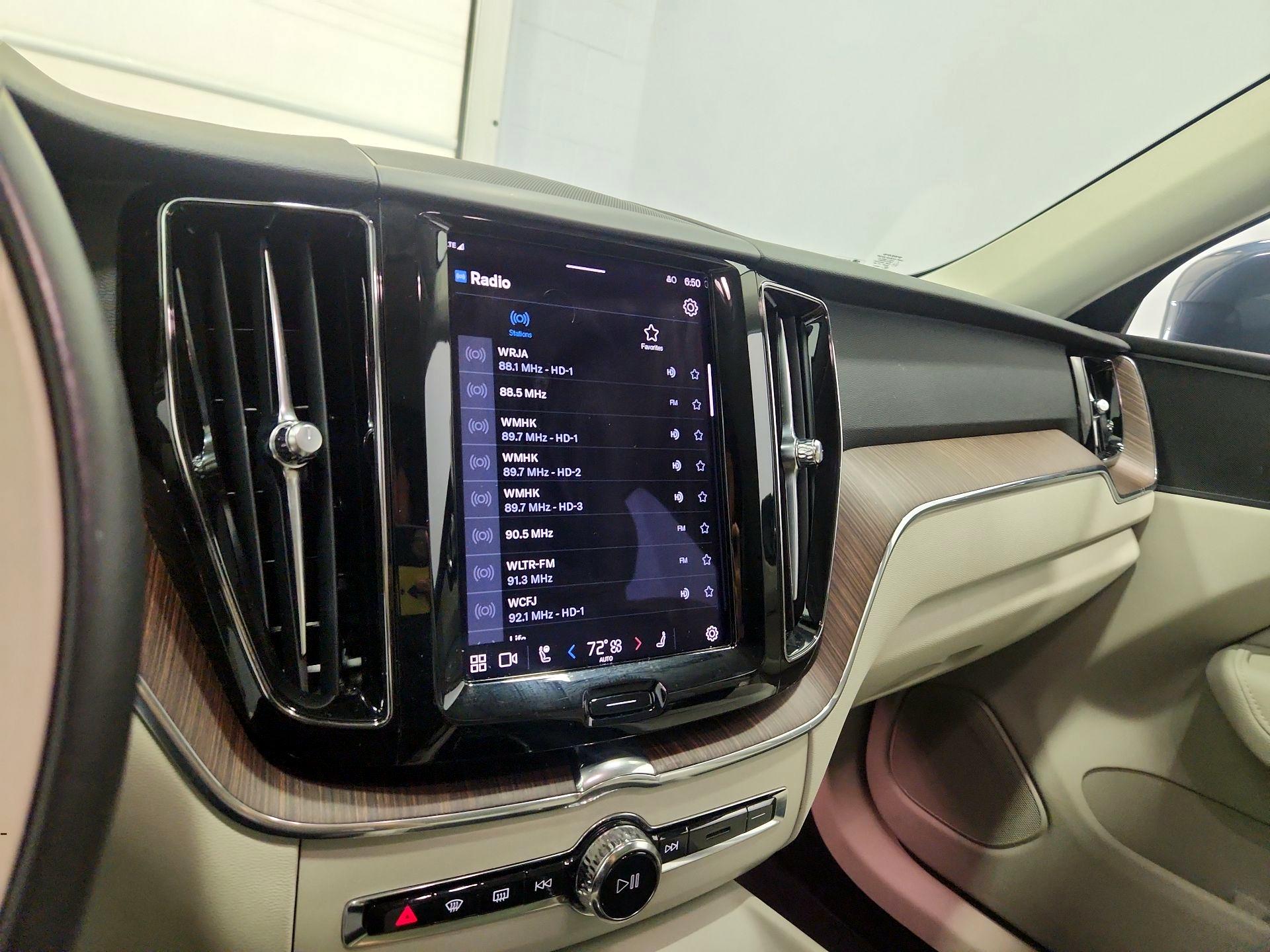 Thumbnail: 2022 Volvo XC60 - 15