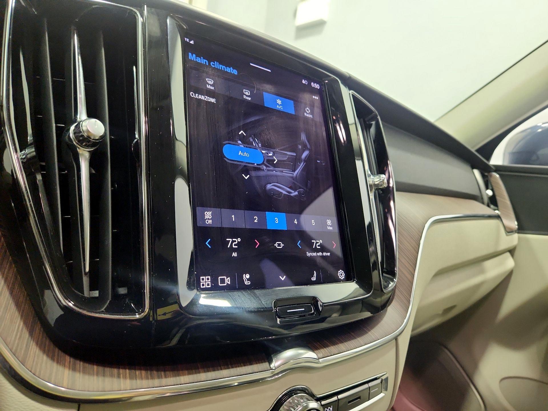 Thumbnail: 2022 Volvo XC60 - 16