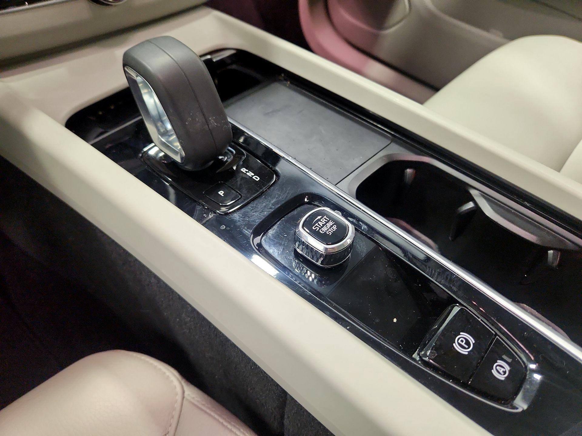 Thumbnail: 2022 Volvo XC60 - 17