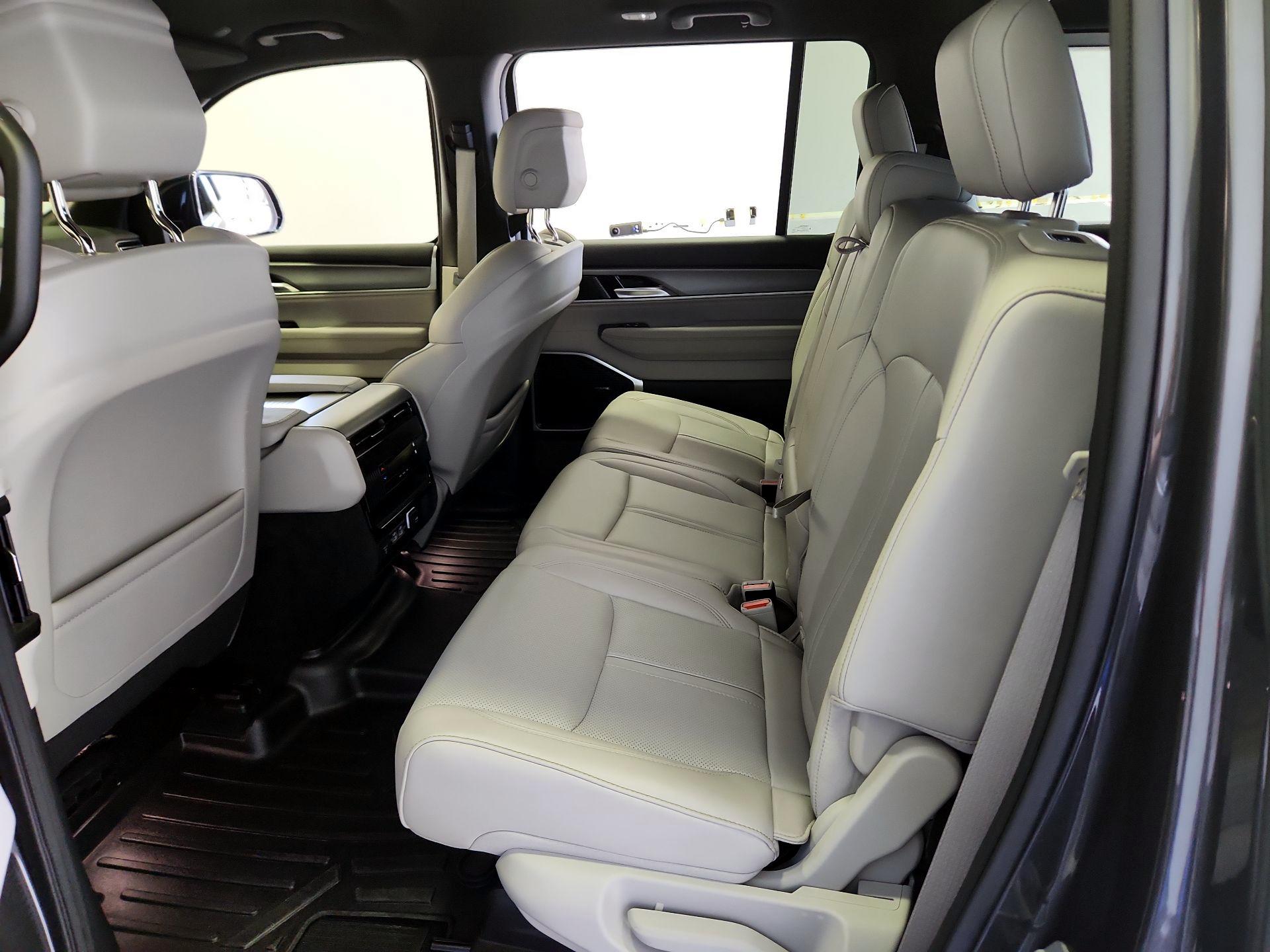 Thumbnail: 2025 Jeep Wagoneer - 20