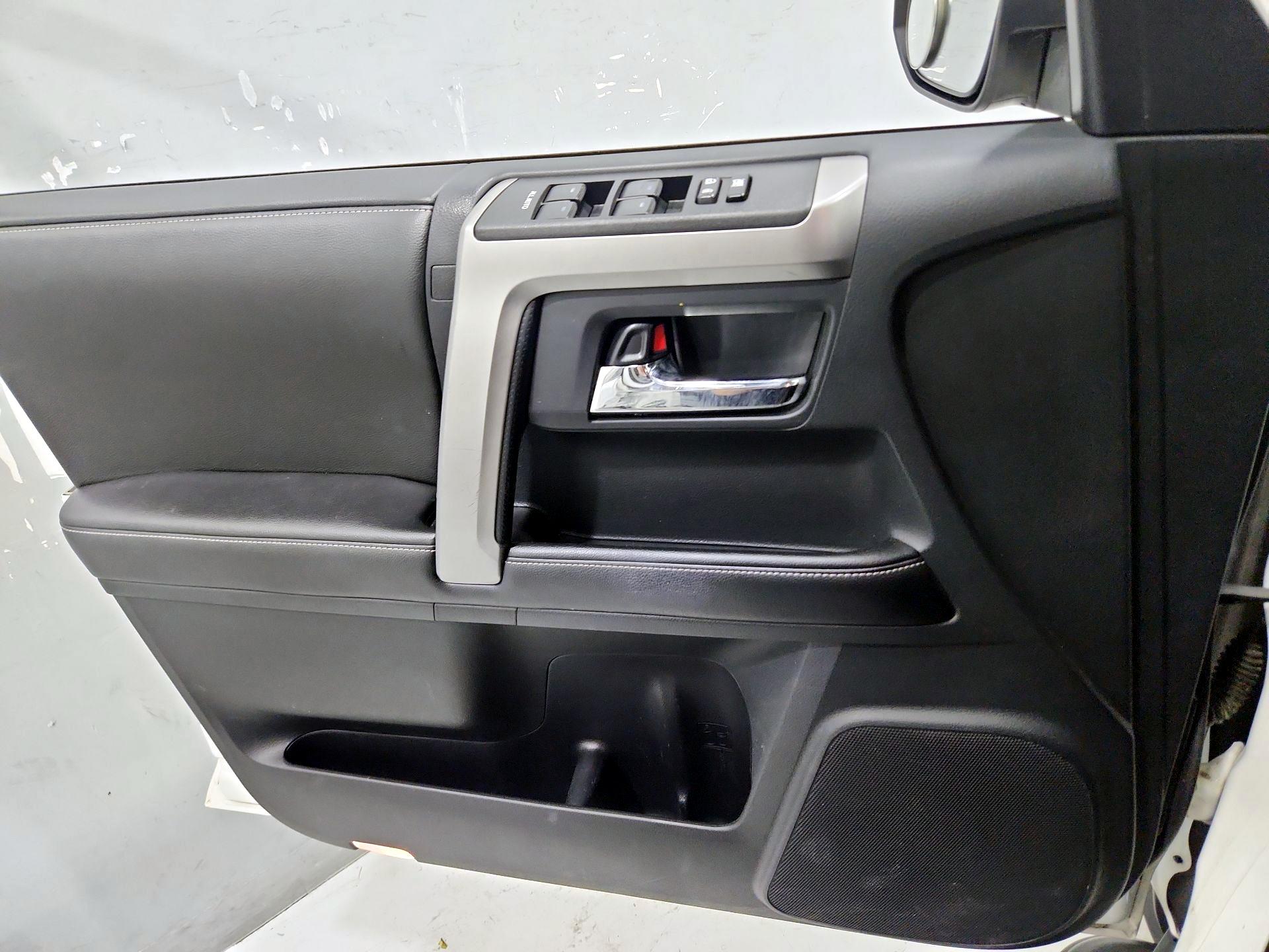 Thumbnail: 2015 Toyota 4Runner - 12