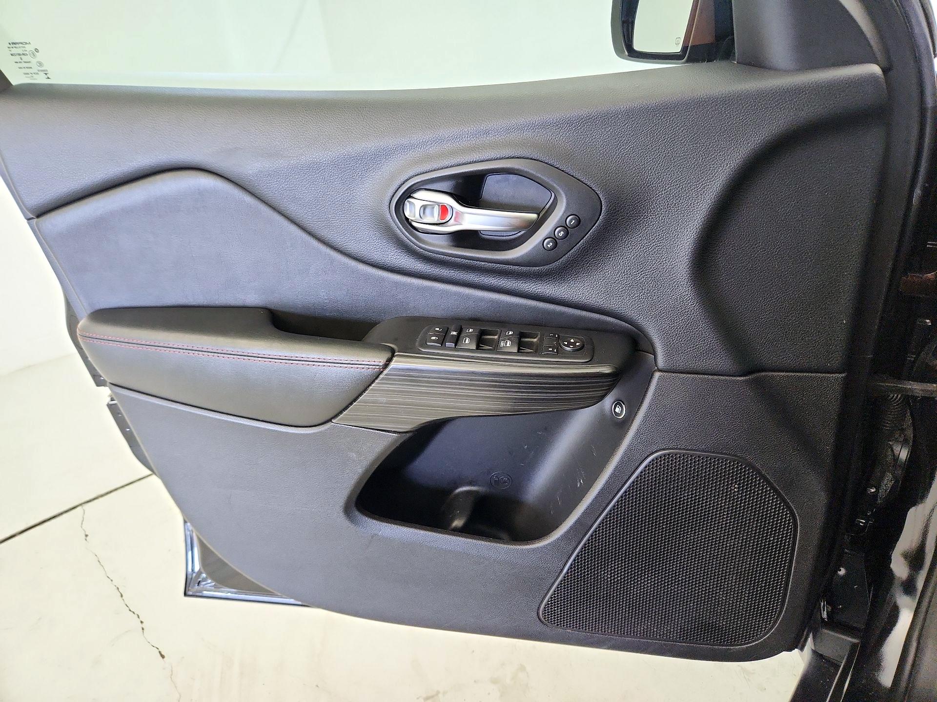 Thumbnail: 2016 Jeep Cherokee - 12