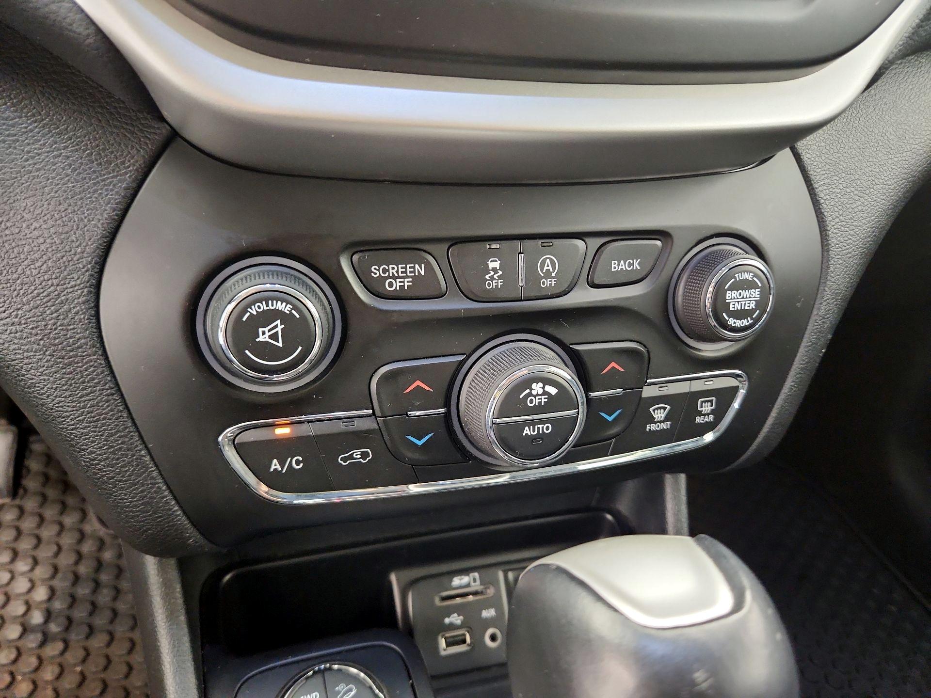 Thumbnail: 2016 Jeep Cherokee - 16