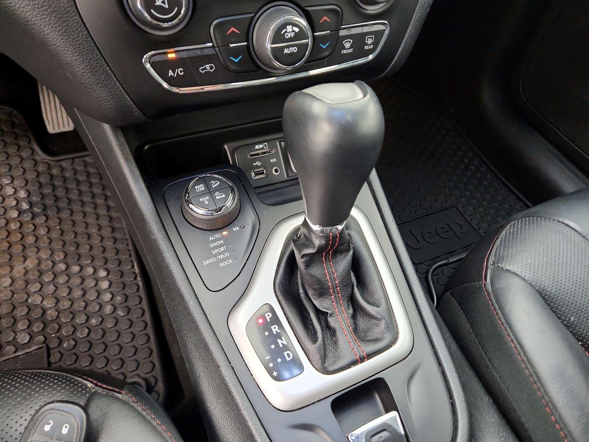 Thumbnail: 2016 Jeep Cherokee - 17