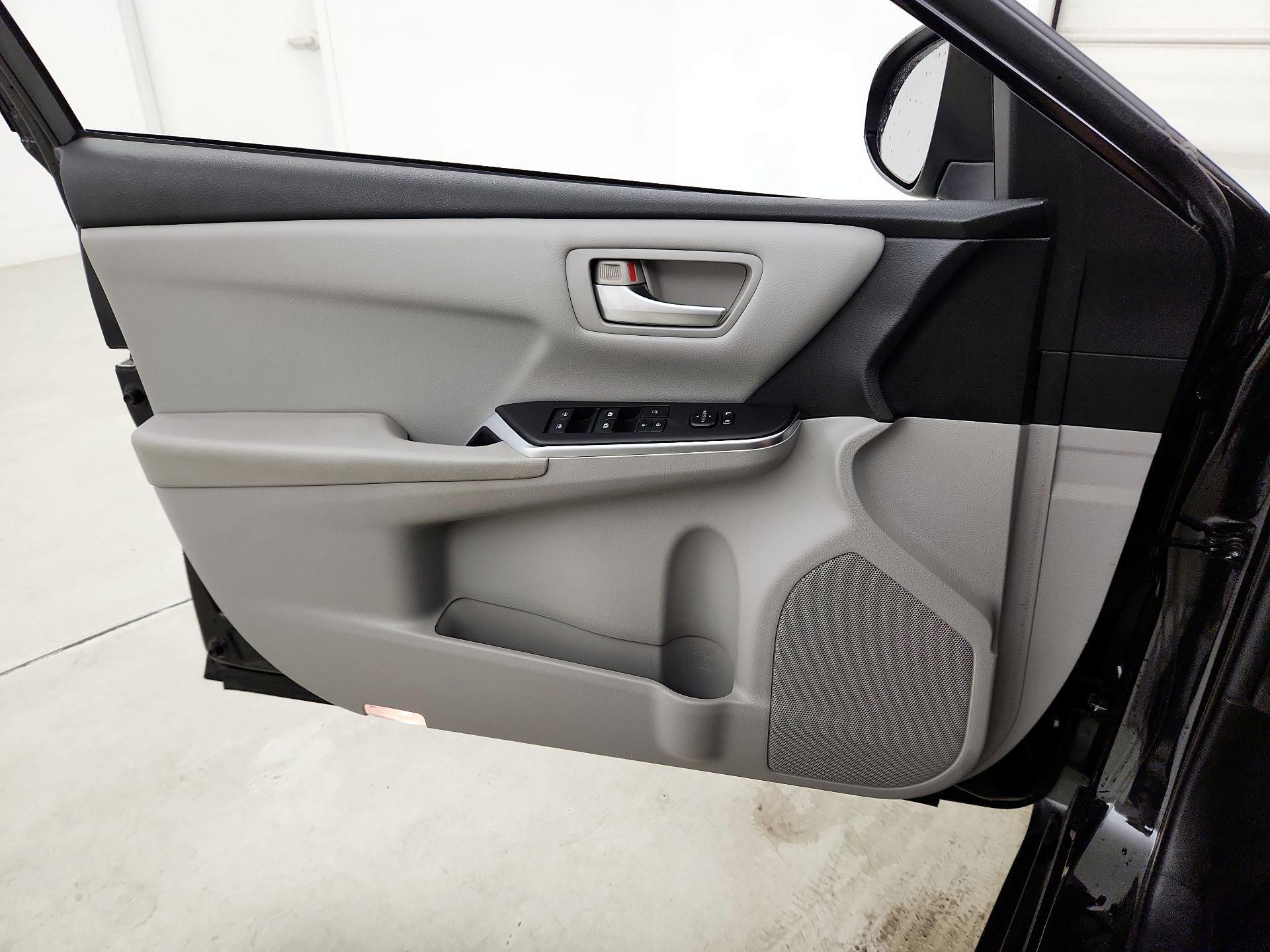 Thumbnail: 2015 Toyota Camry - 12