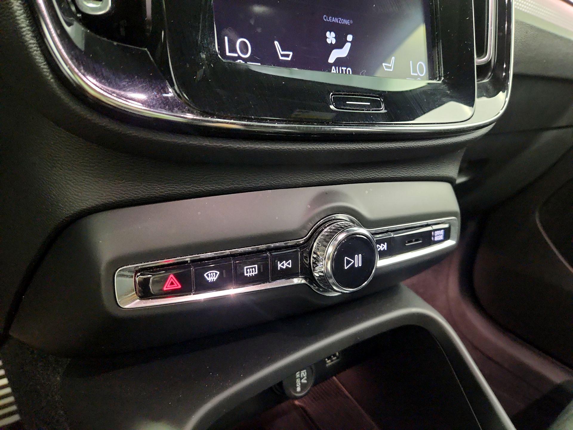 Thumbnail: 2020 Volvo XC40 - 16