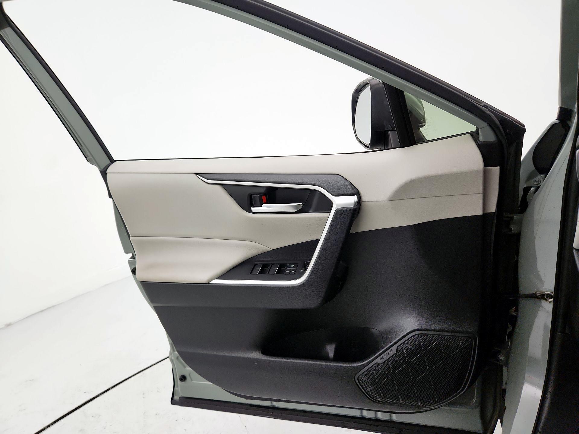 Thumbnail: 2019 Toyota RAV4 - 12
