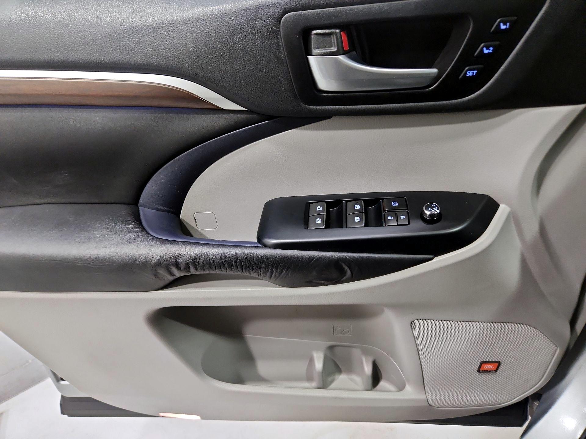 Thumbnail: 2015 Toyota Highlander - 12
