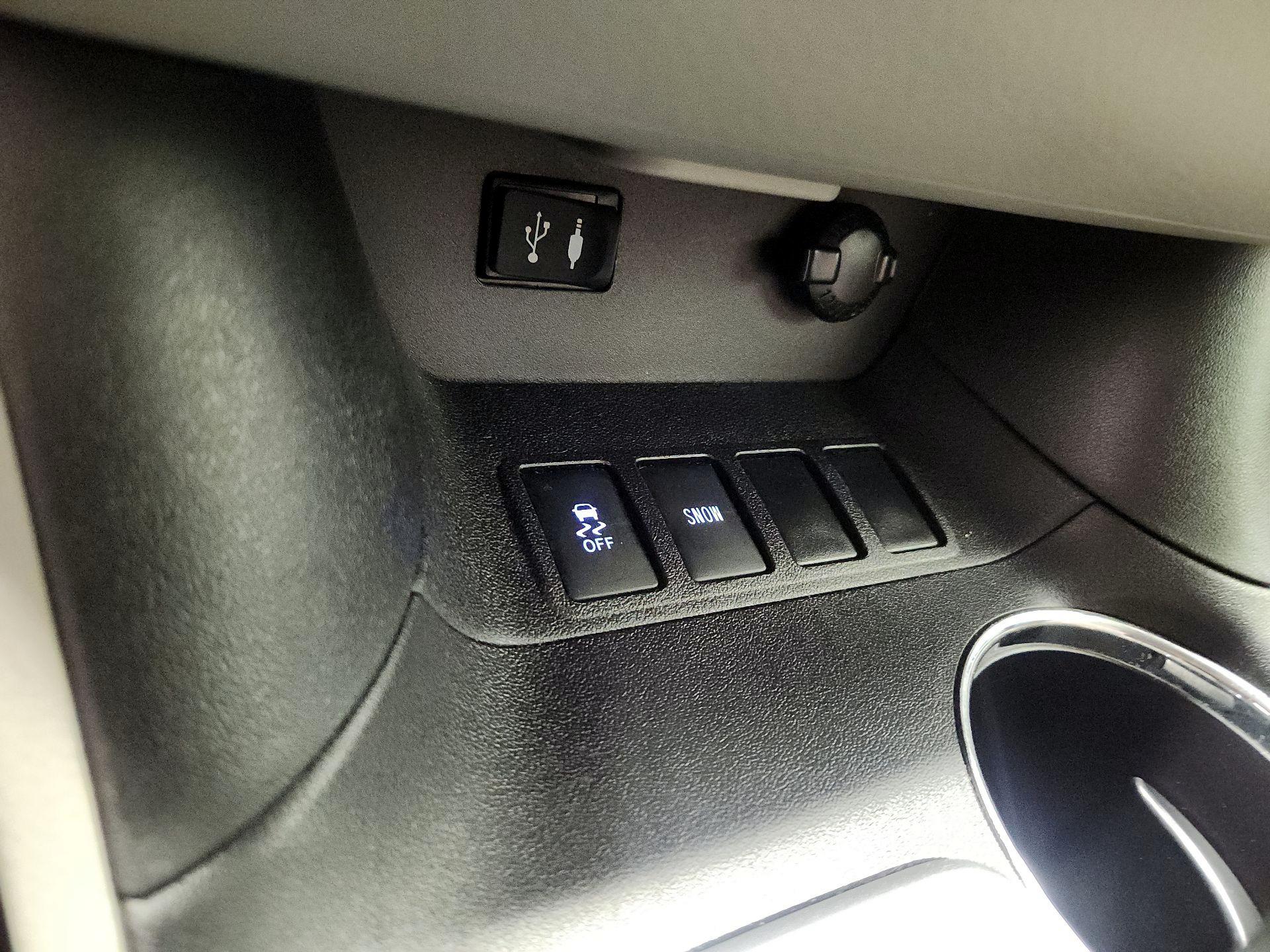 Thumbnail: 2015 Toyota Highlander - 18