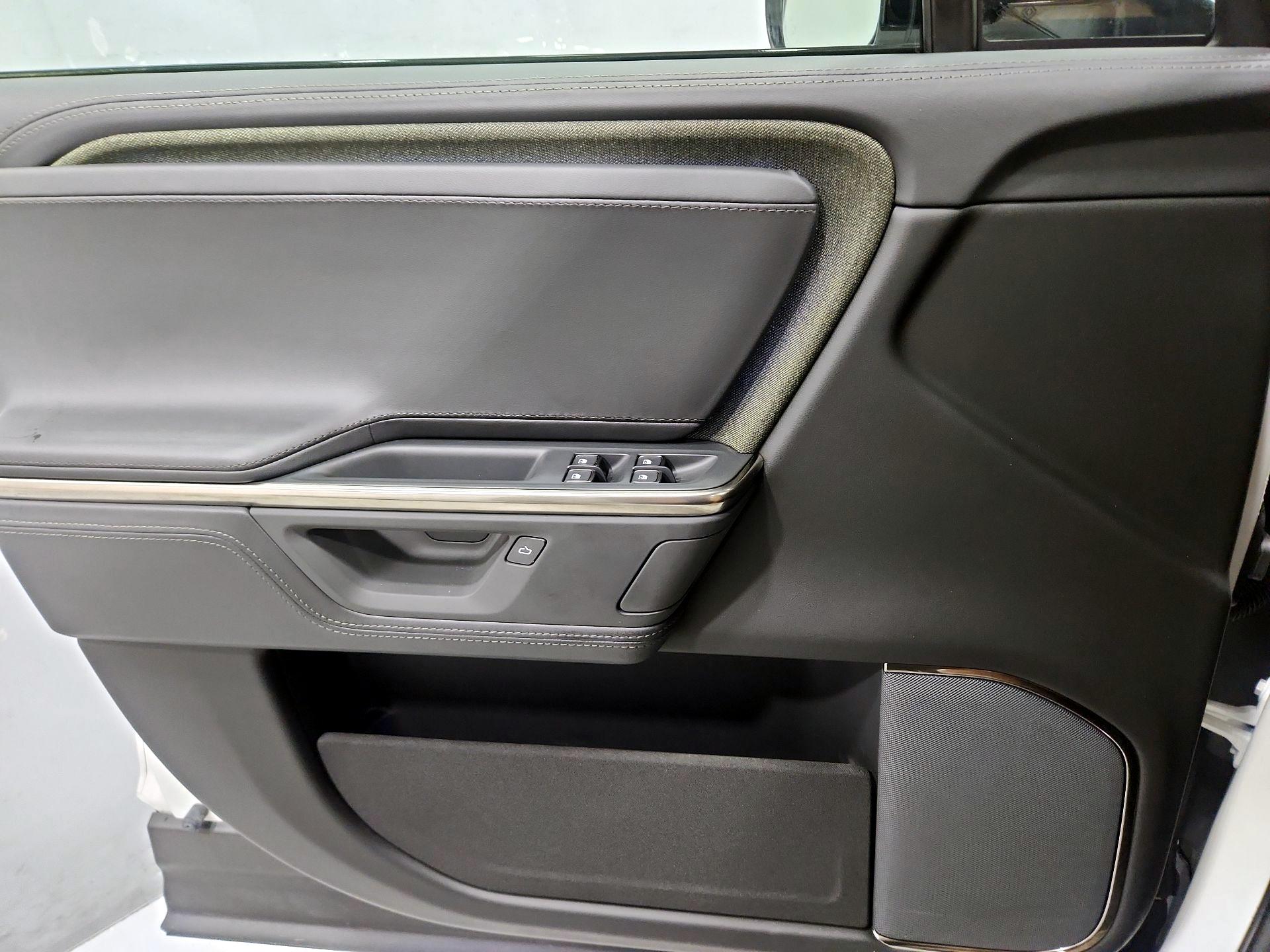 Thumbnail: 2025 Rivian R1S - 12