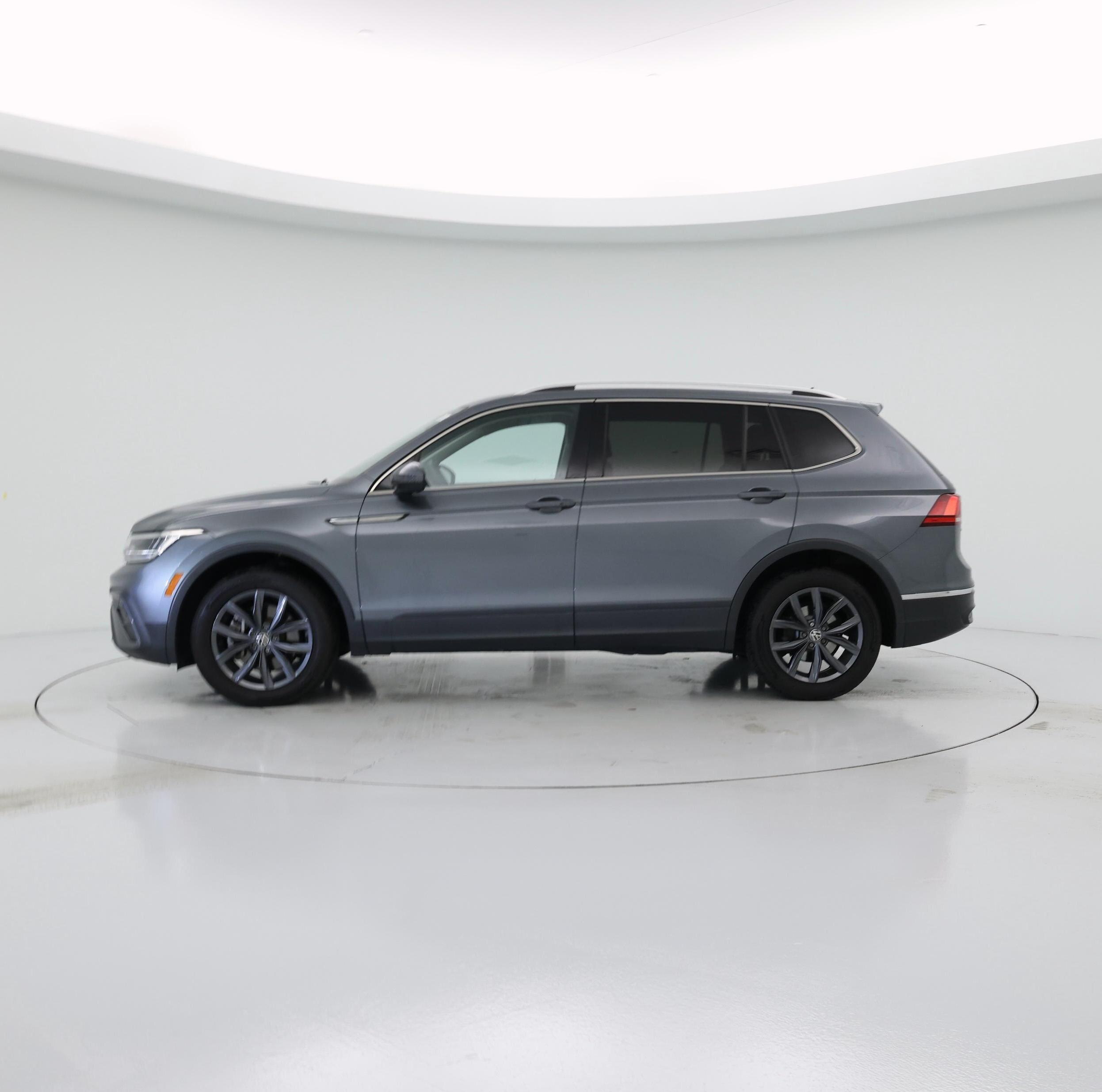 Thumbnail: 2022 Volkswagen Tiguan - 3