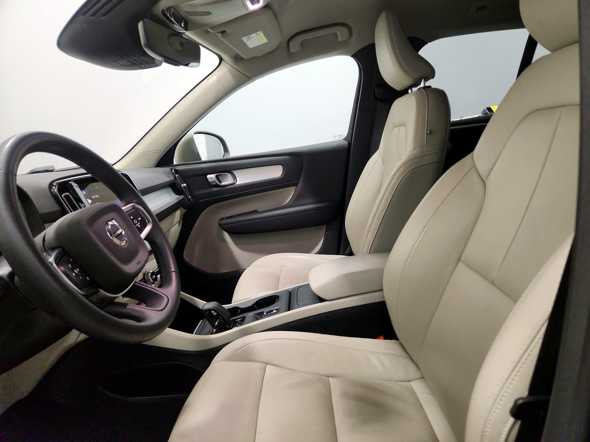 Thumbnail: 2022 Volvo XC40 - 11