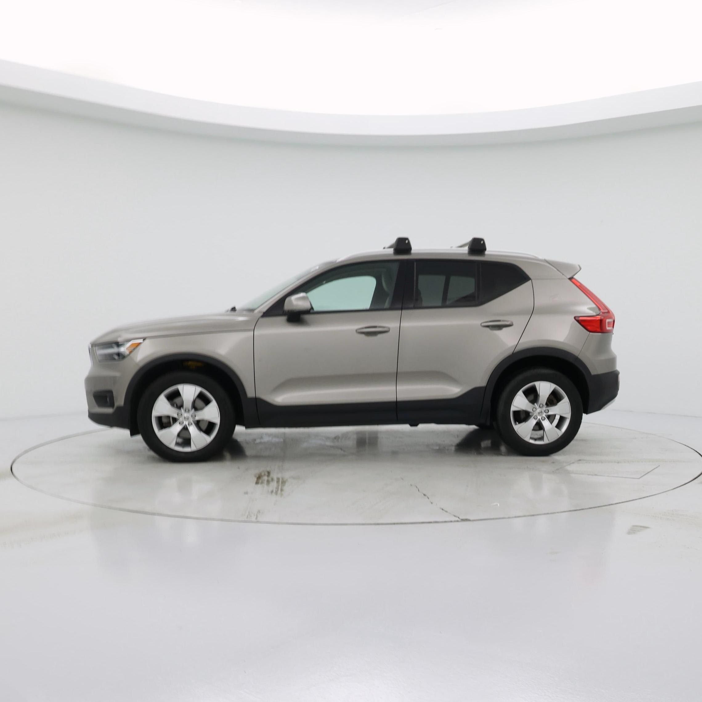 Thumbnail: 2022 Volvo XC40 - 3