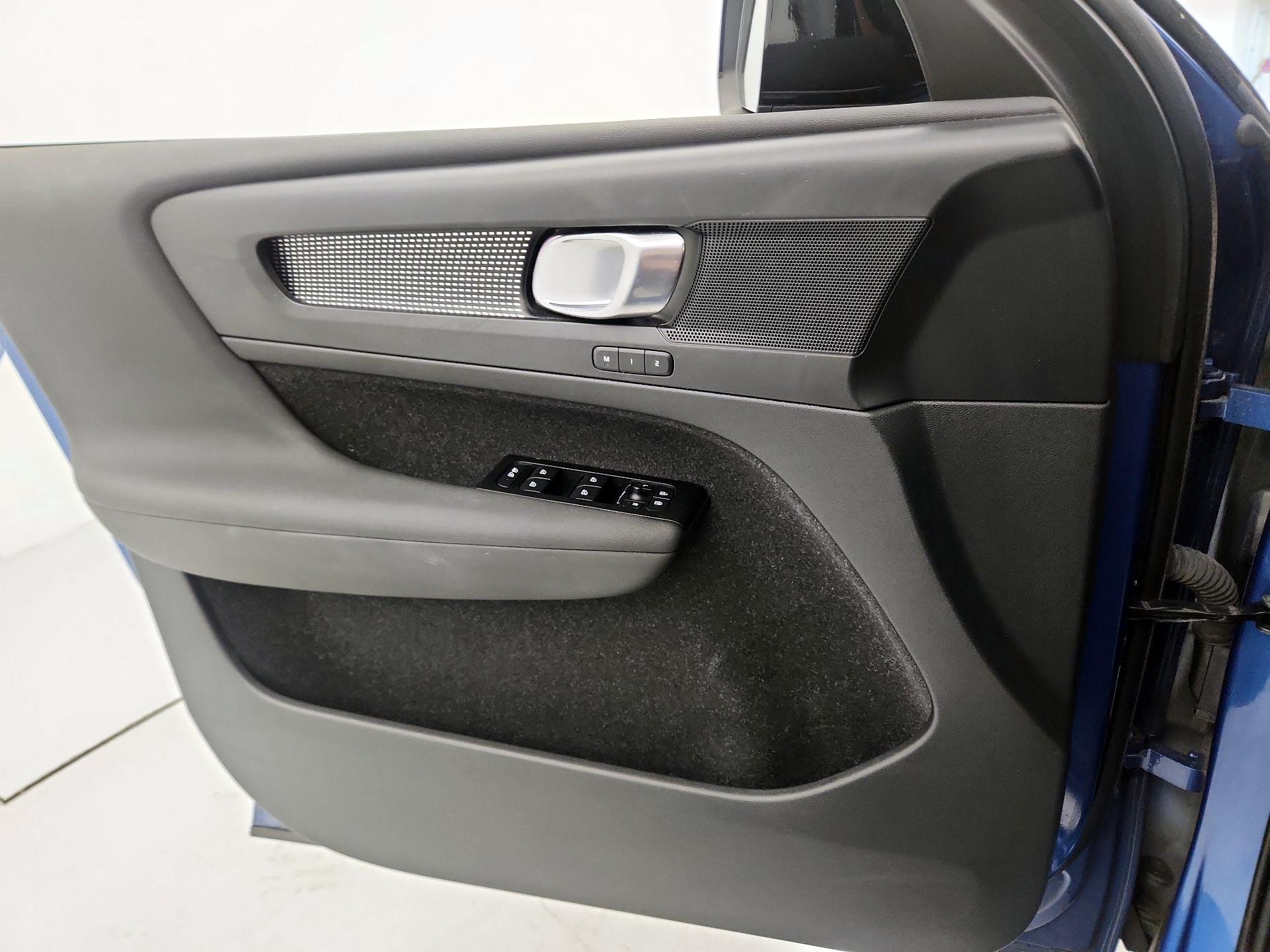 Thumbnail: 2021 Volvo XC40 - 12