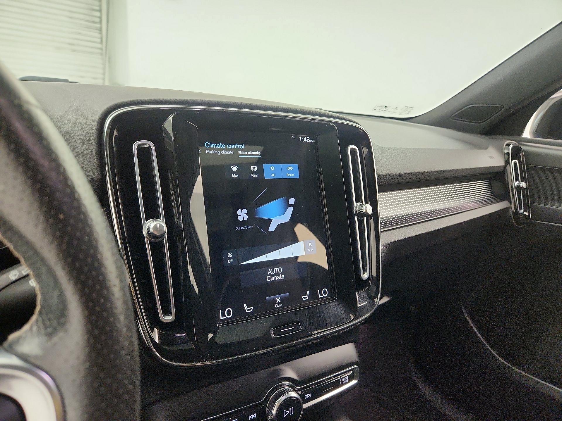Thumbnail: 2021 Volvo XC40 - 17