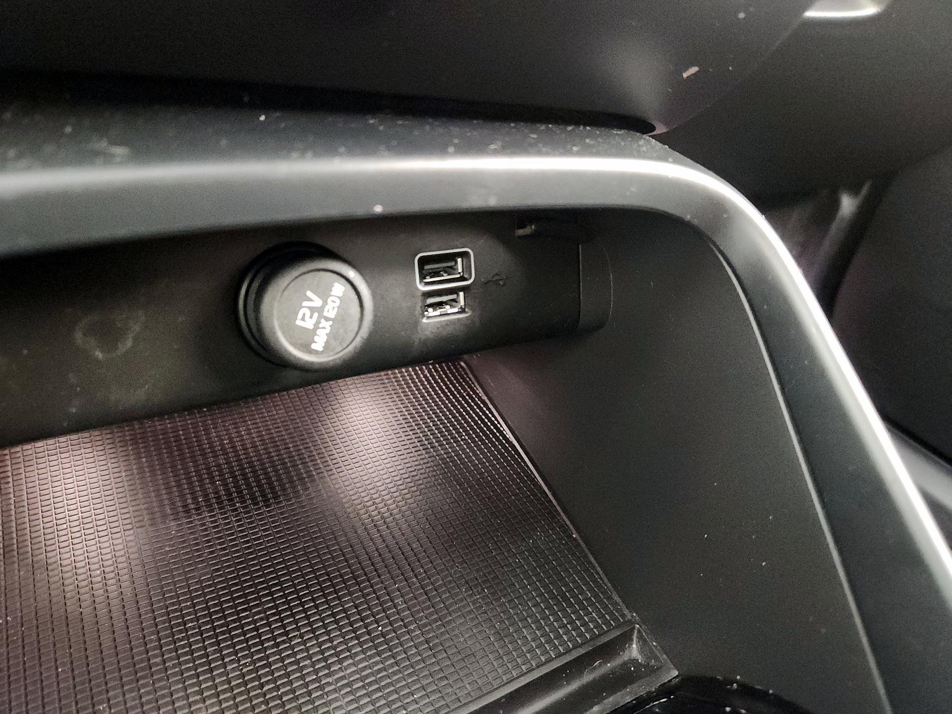 Thumbnail: 2021 Volvo XC40 - 19
