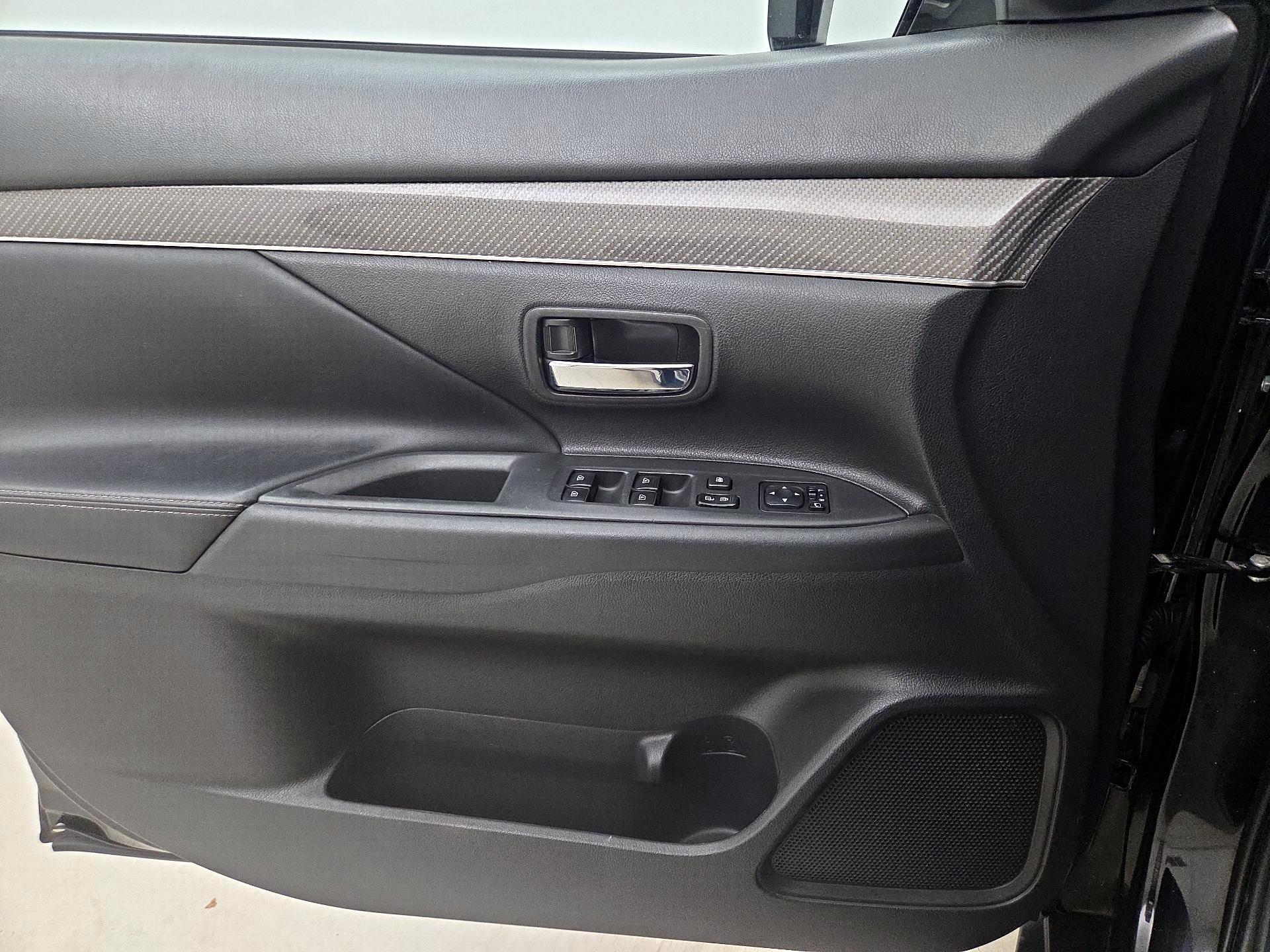 Thumbnail: 2019 Mitsubishi Outlander - 12