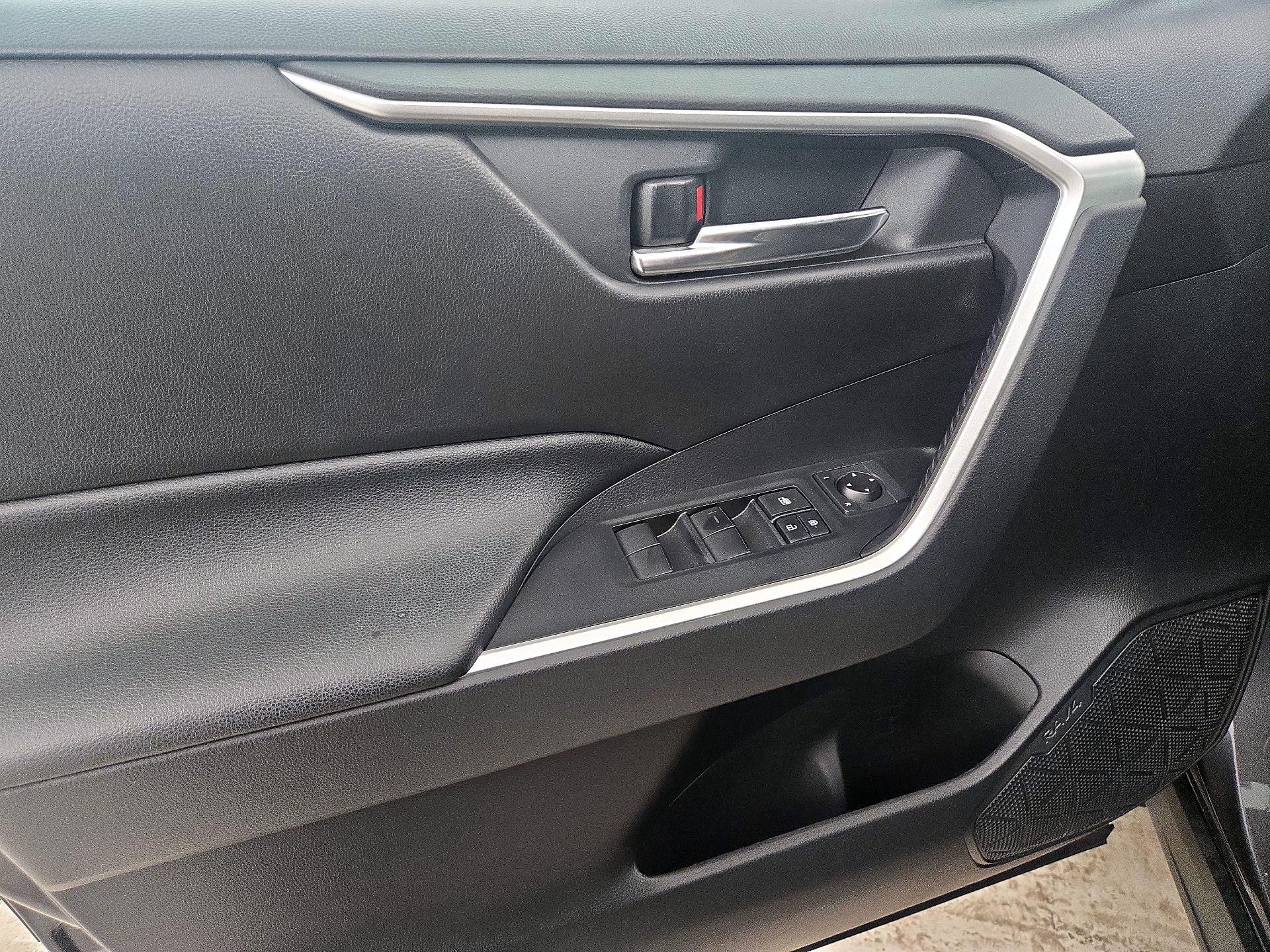 Thumbnail: 2019 Toyota RAV4 - 12