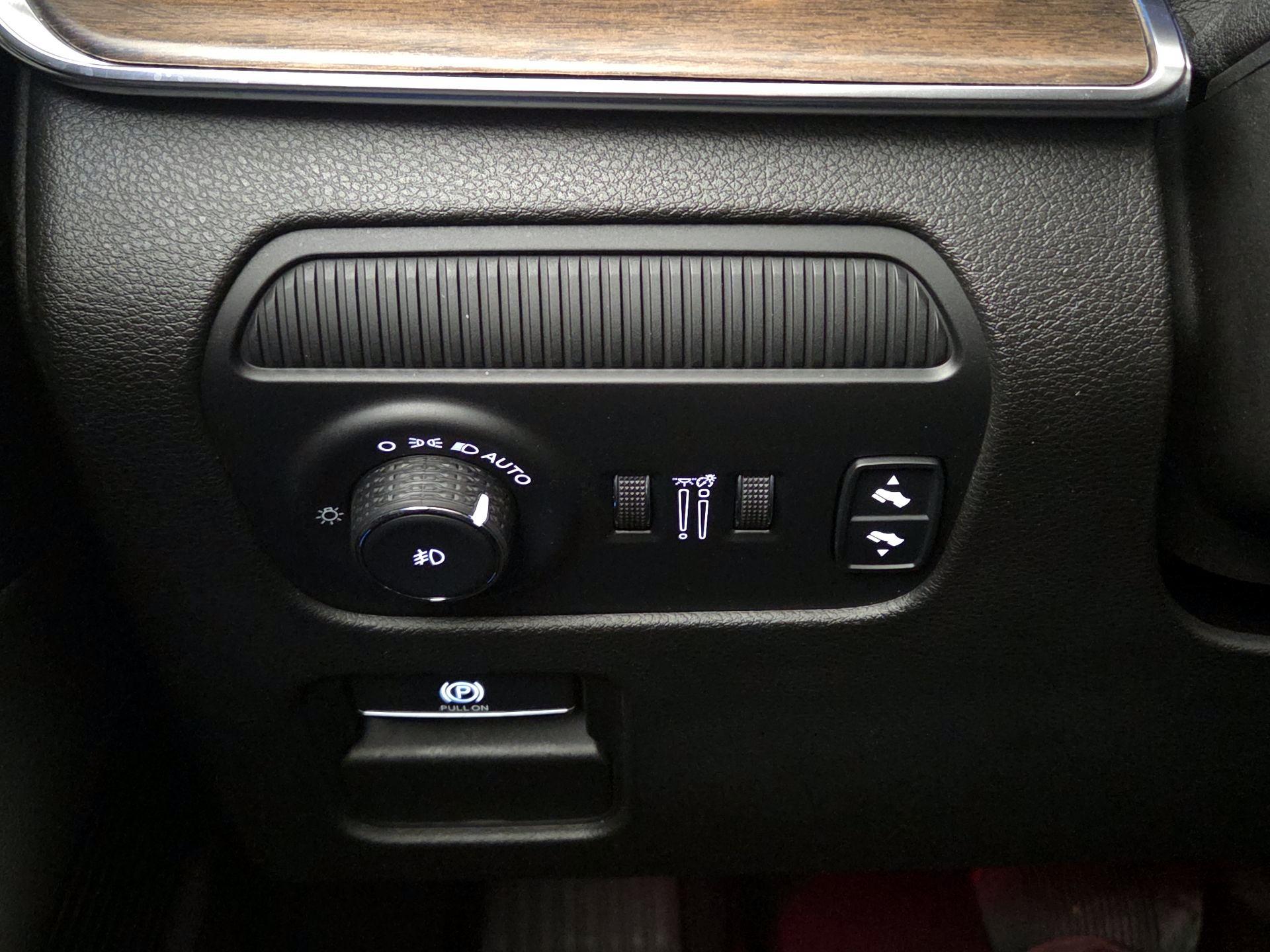 Thumbnail: 2022 Jeep Grand Wagoneer - 13