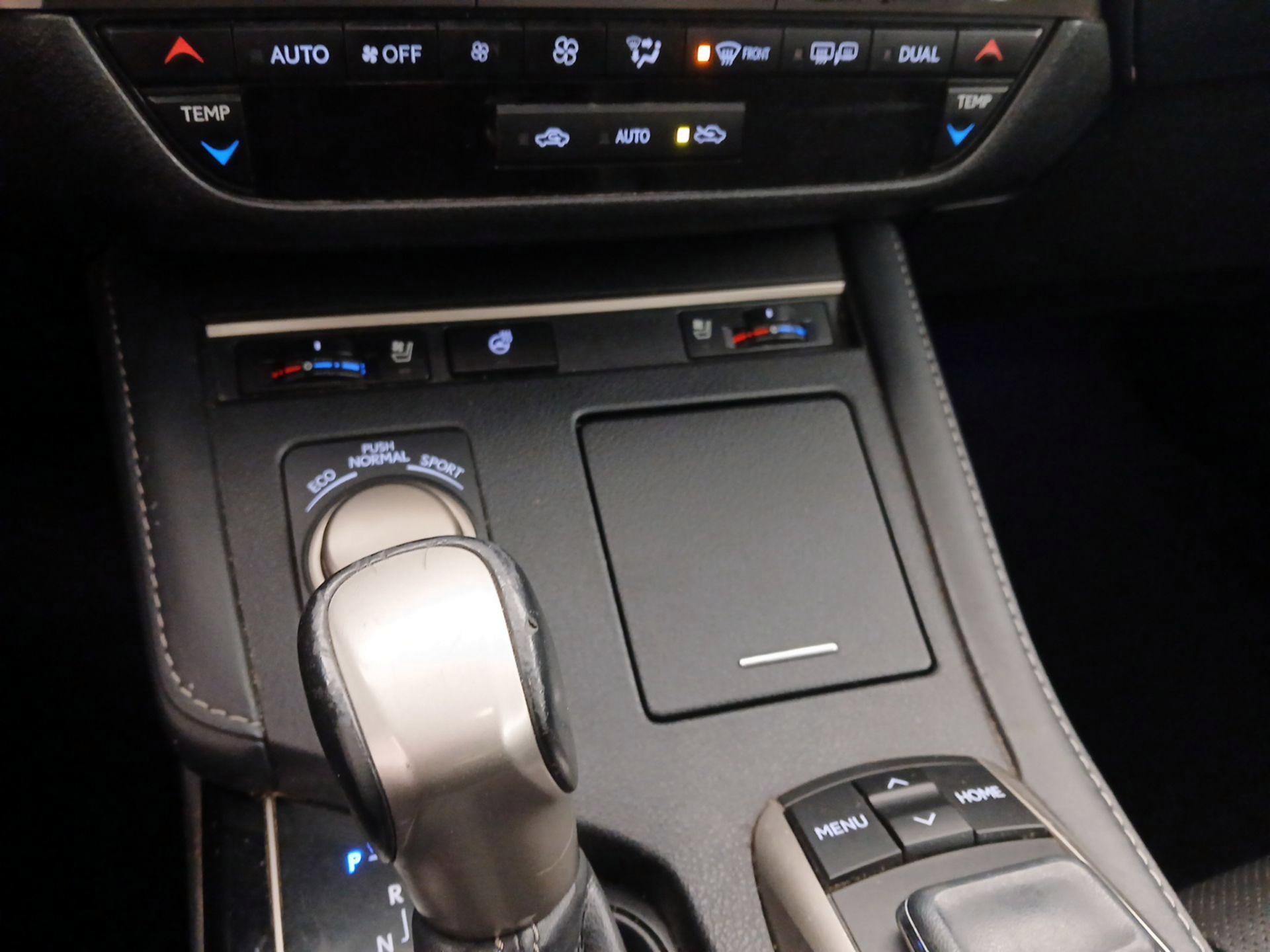 Thumbnail: 2016 Lexus ES - 17