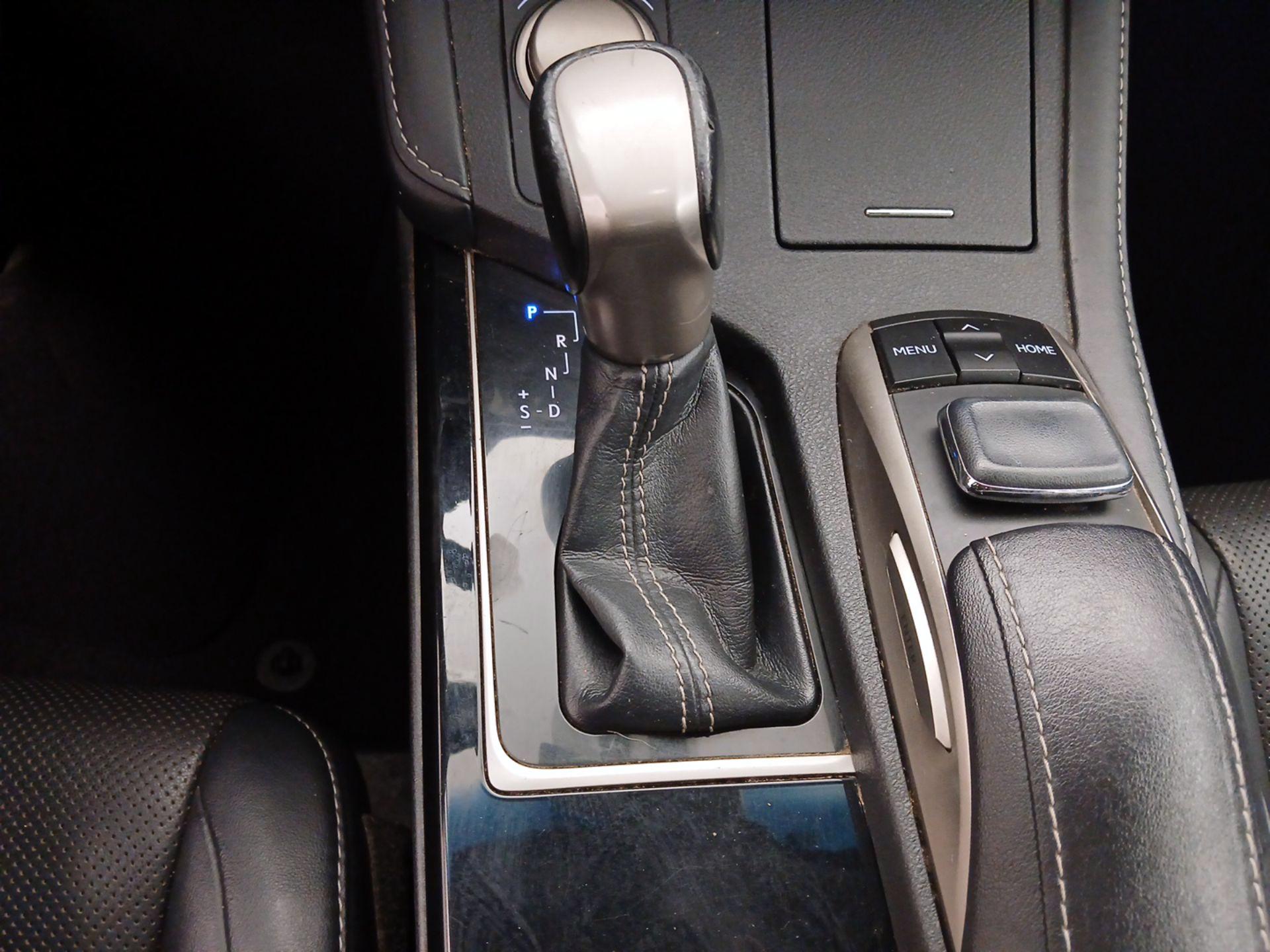 Thumbnail: 2016 Lexus ES - 18