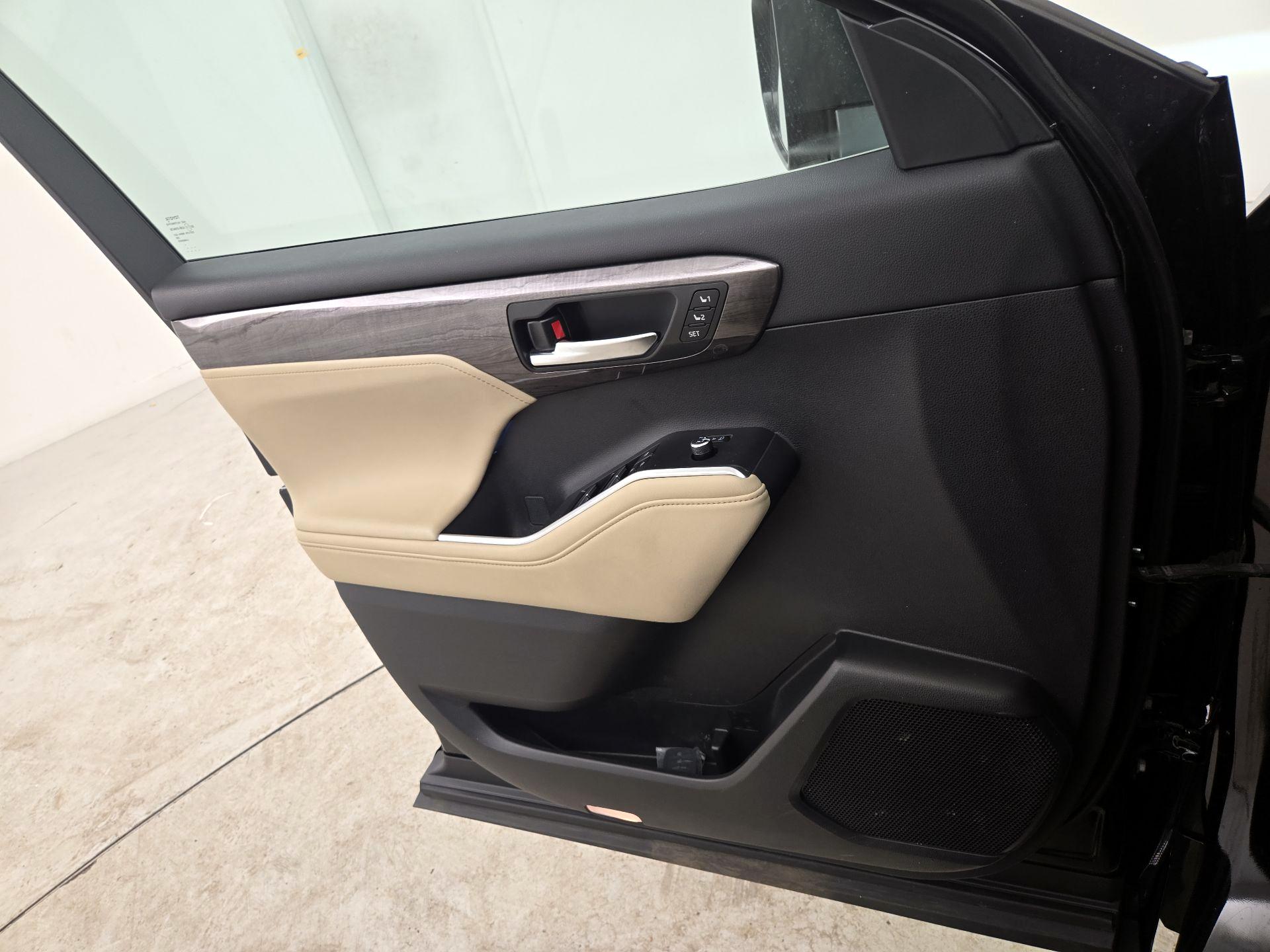 Thumbnail: 2024 Toyota Highlander - 12