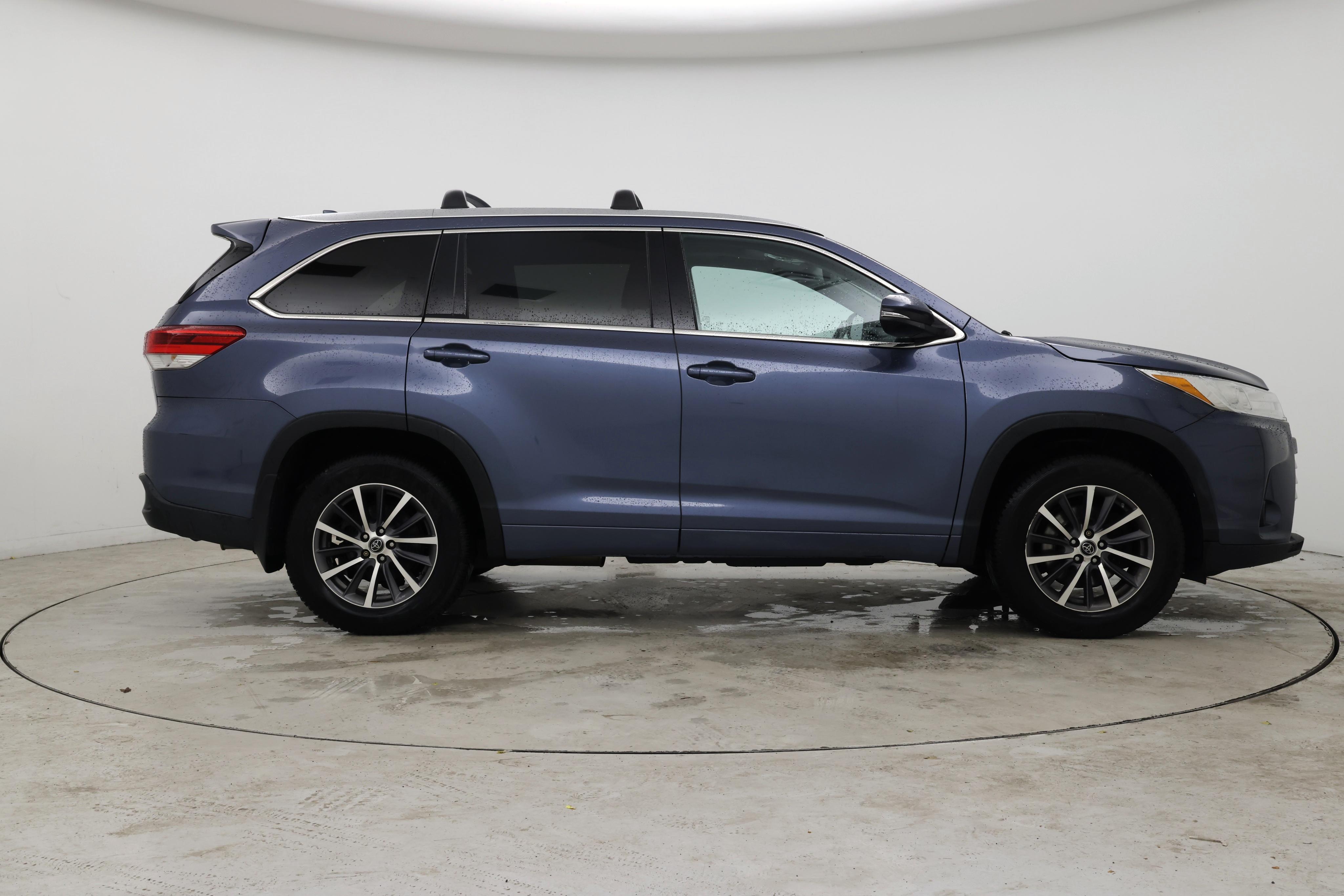 Thumbnail: 2017 Toyota Highlander - 7