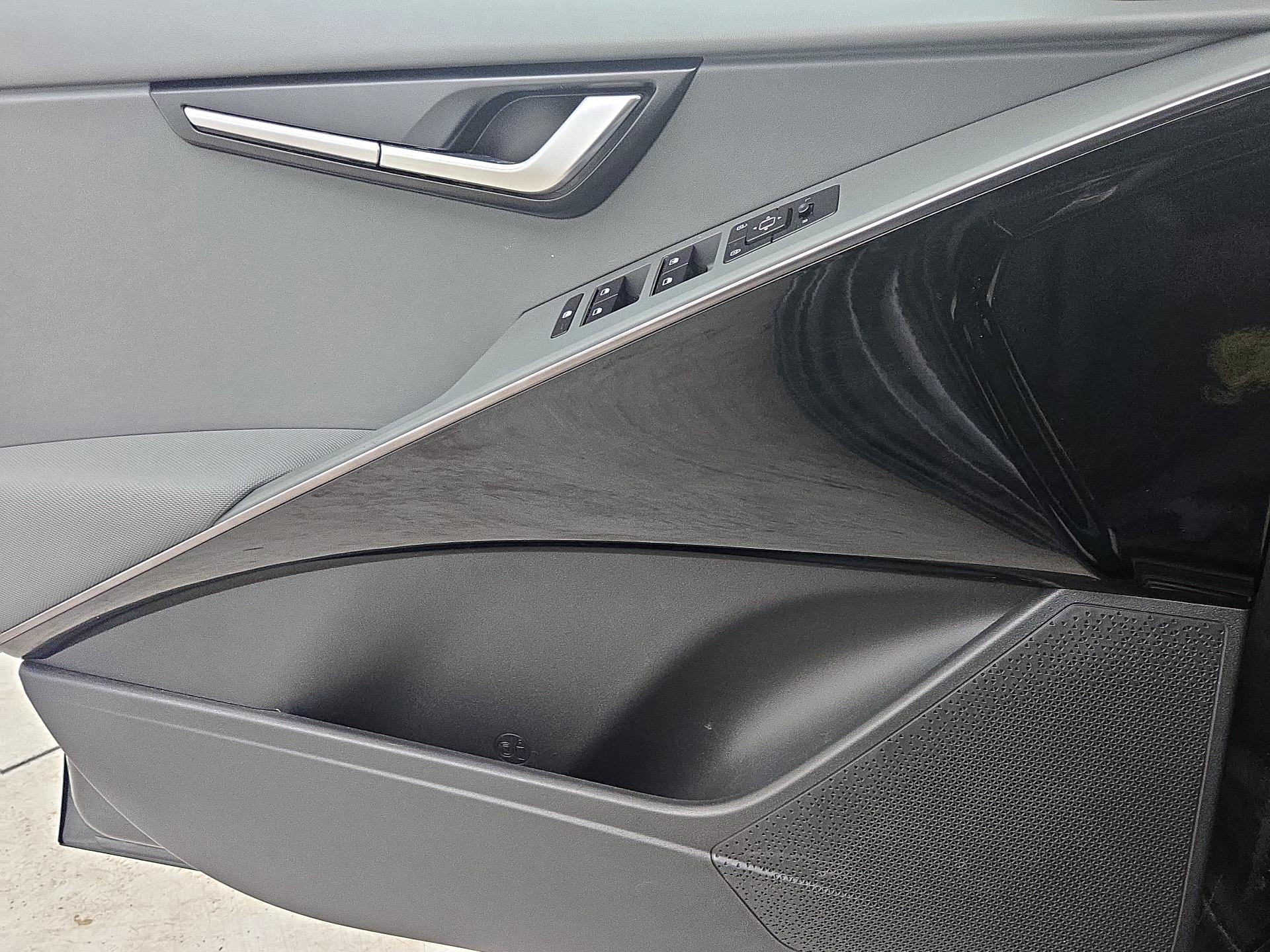 Thumbnail: 2023 Kia Niro - 12