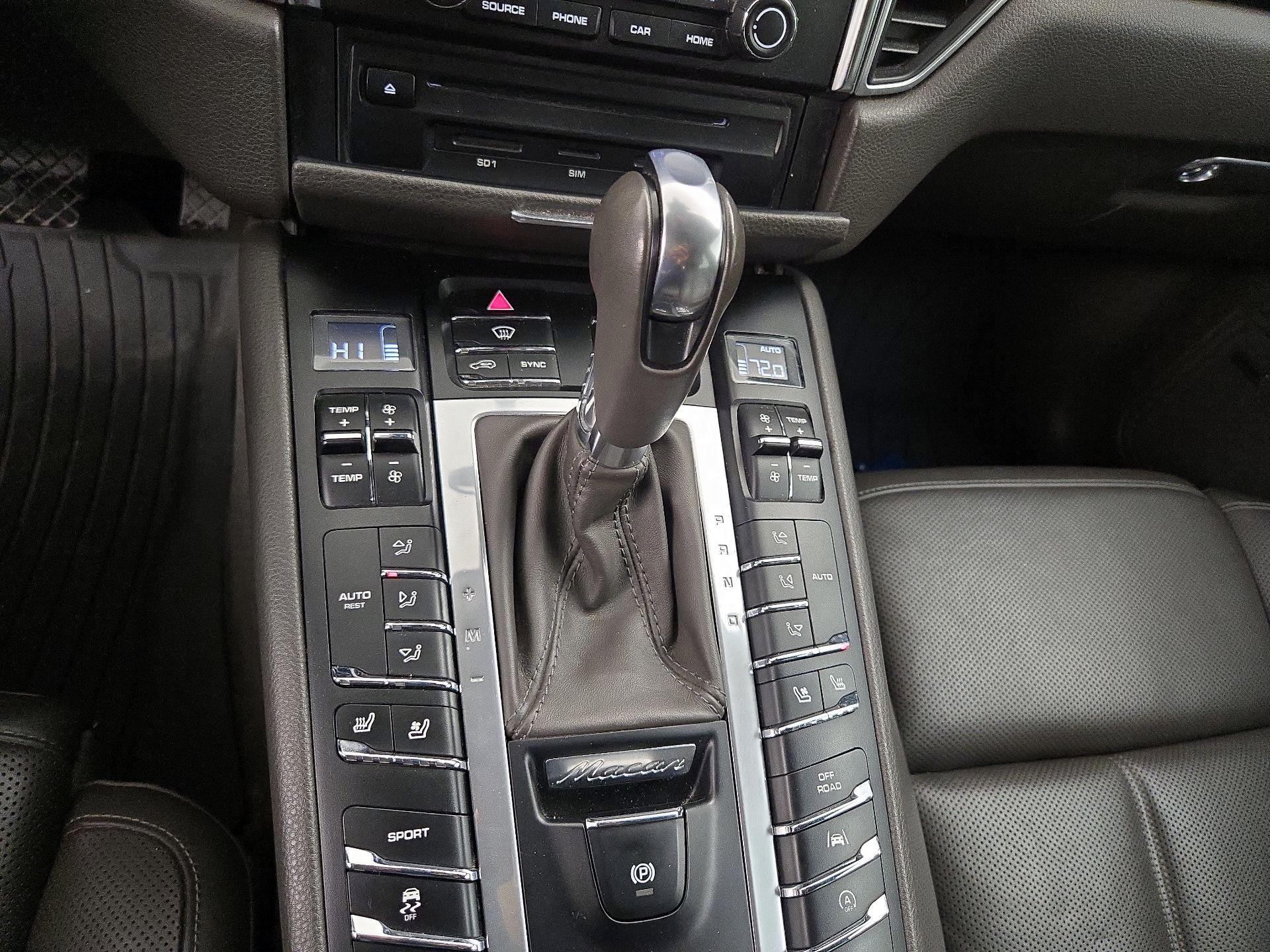 Thumbnail: 2018 Porsche Macan - 18