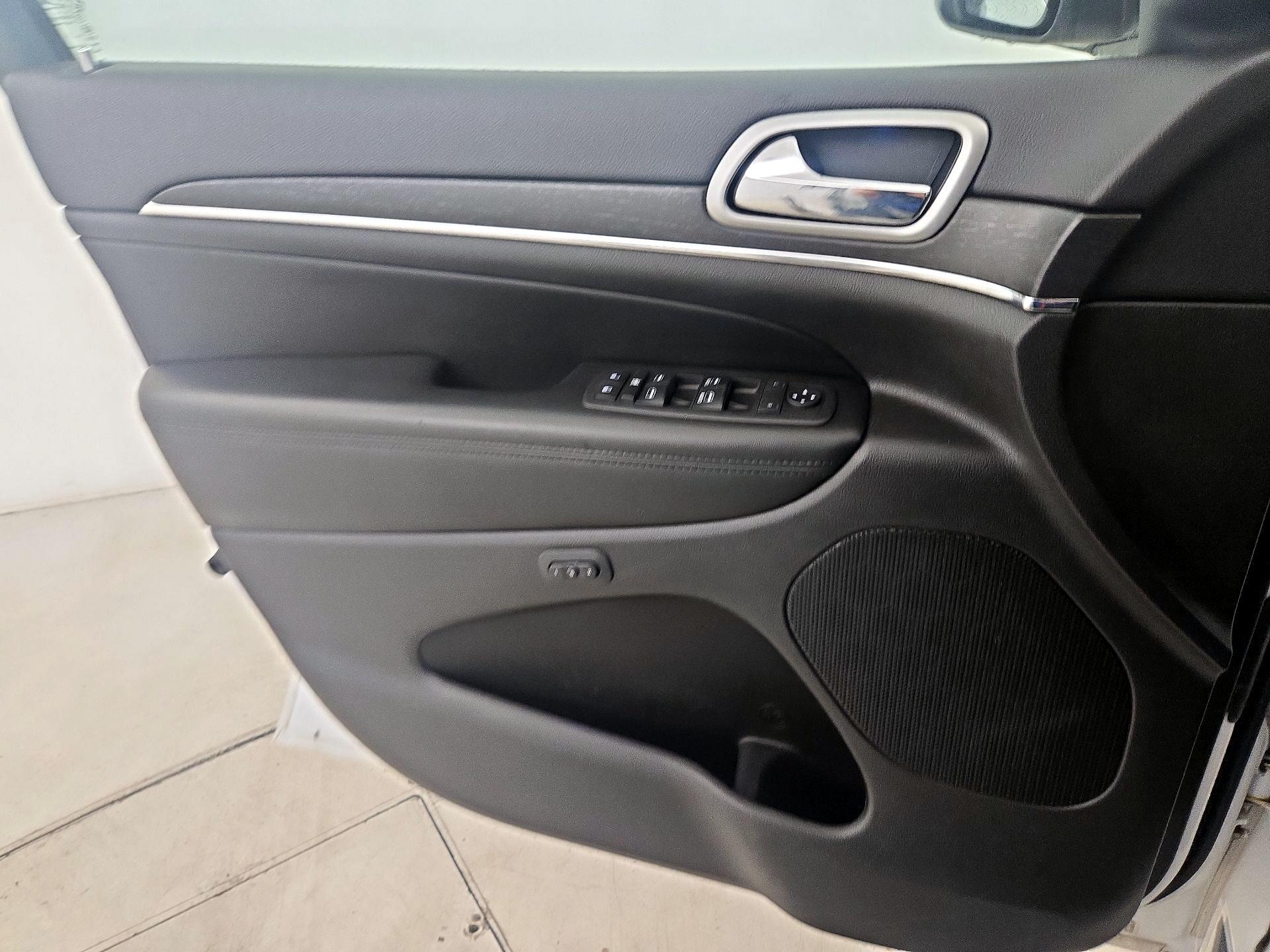 Thumbnail: 2018 Jeep Grand Cherokee - 12