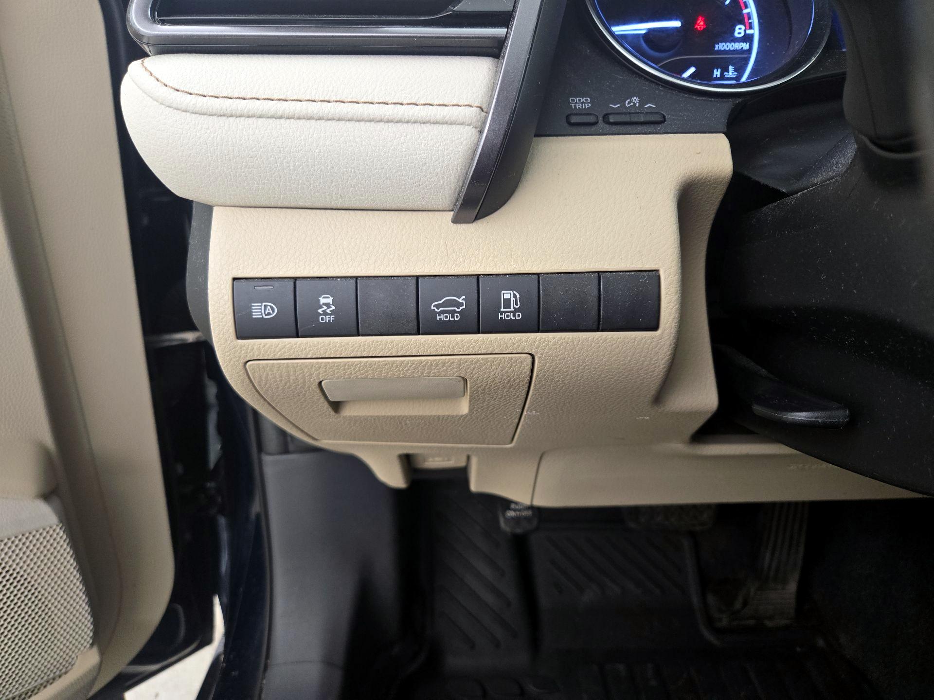 Thumbnail: 2019 Toyota Camry - 13